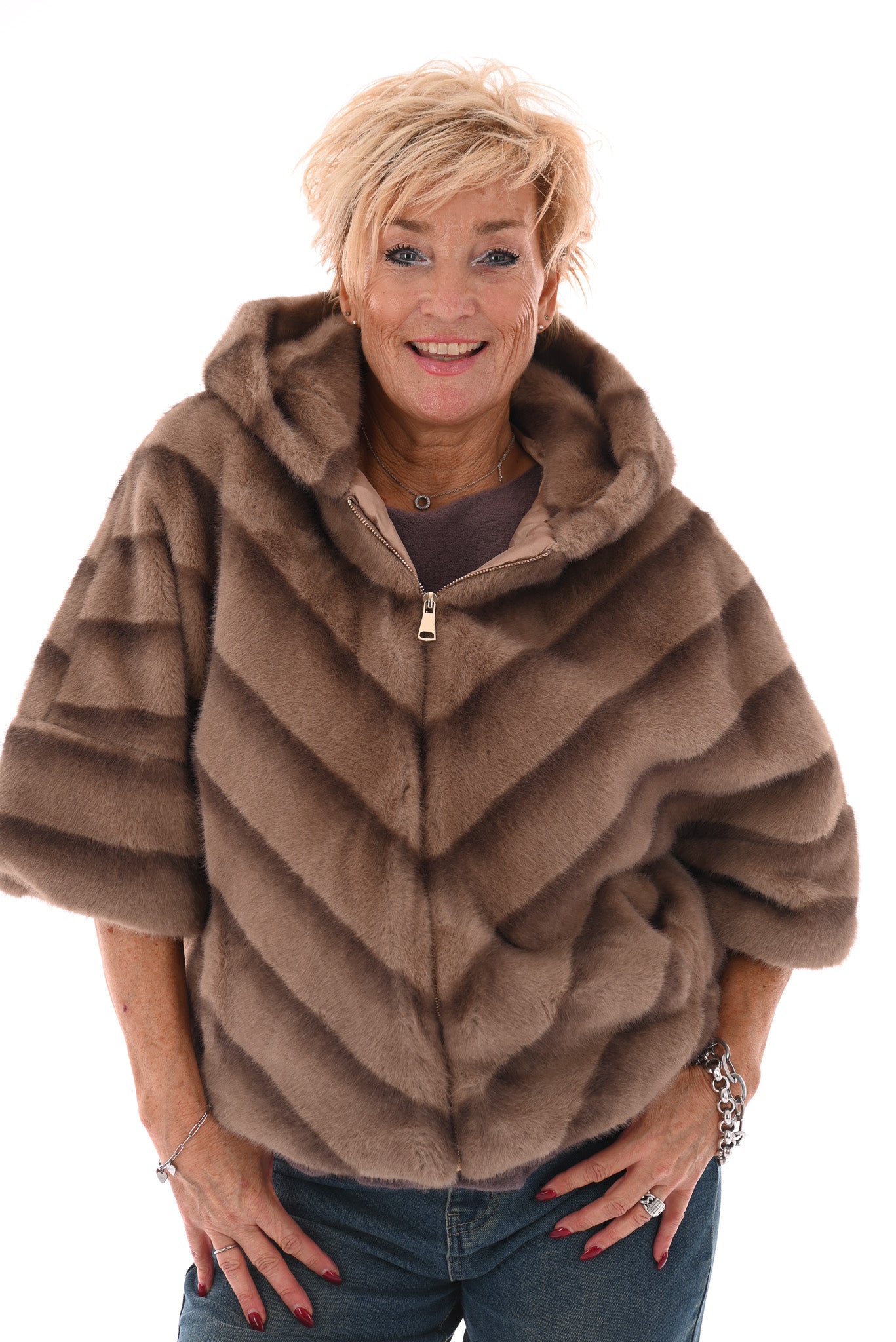 Fijne faux fur met korte mouwen en capuchon beige