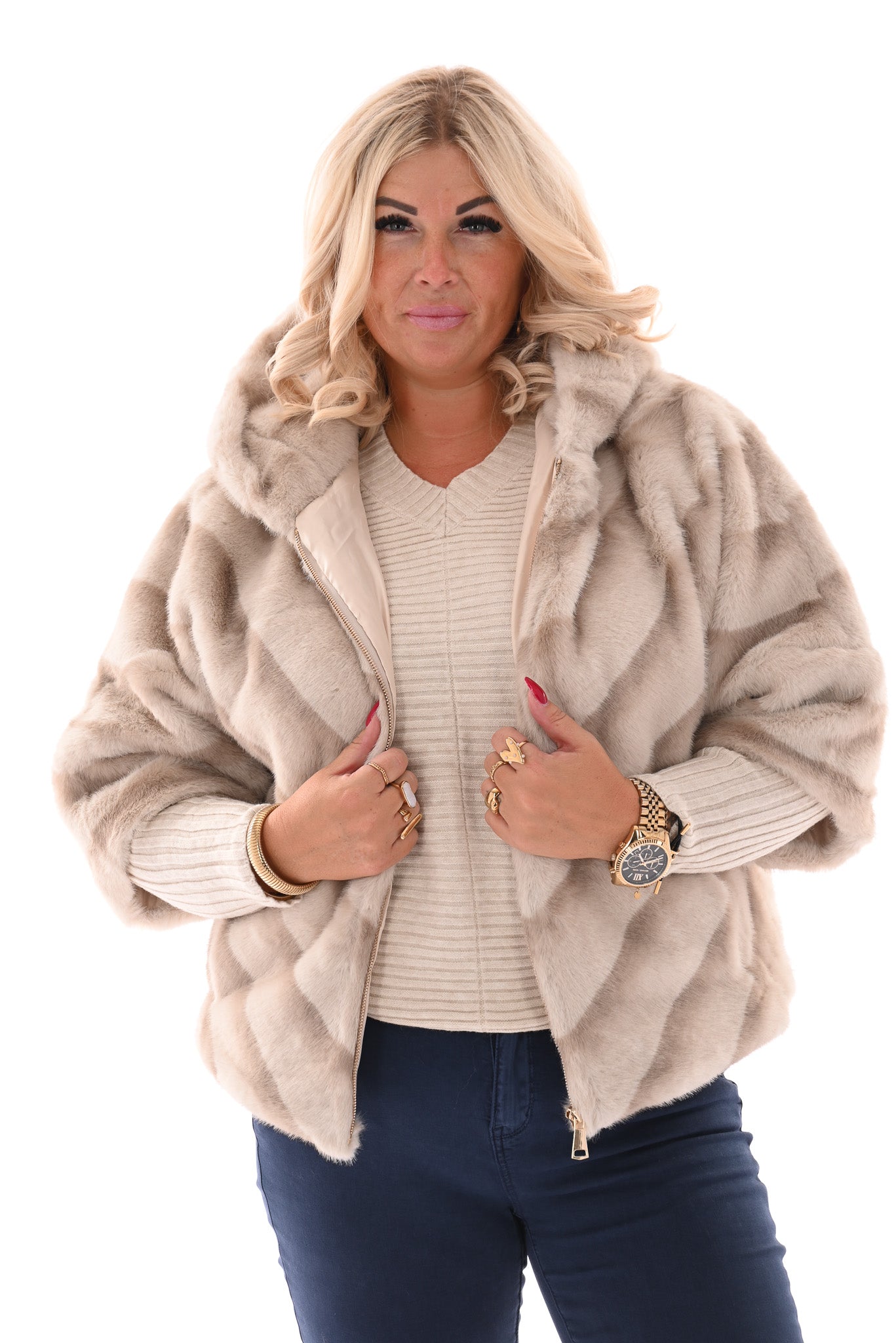 Fijne faux fur met korte mouwen en capuchon roomwit