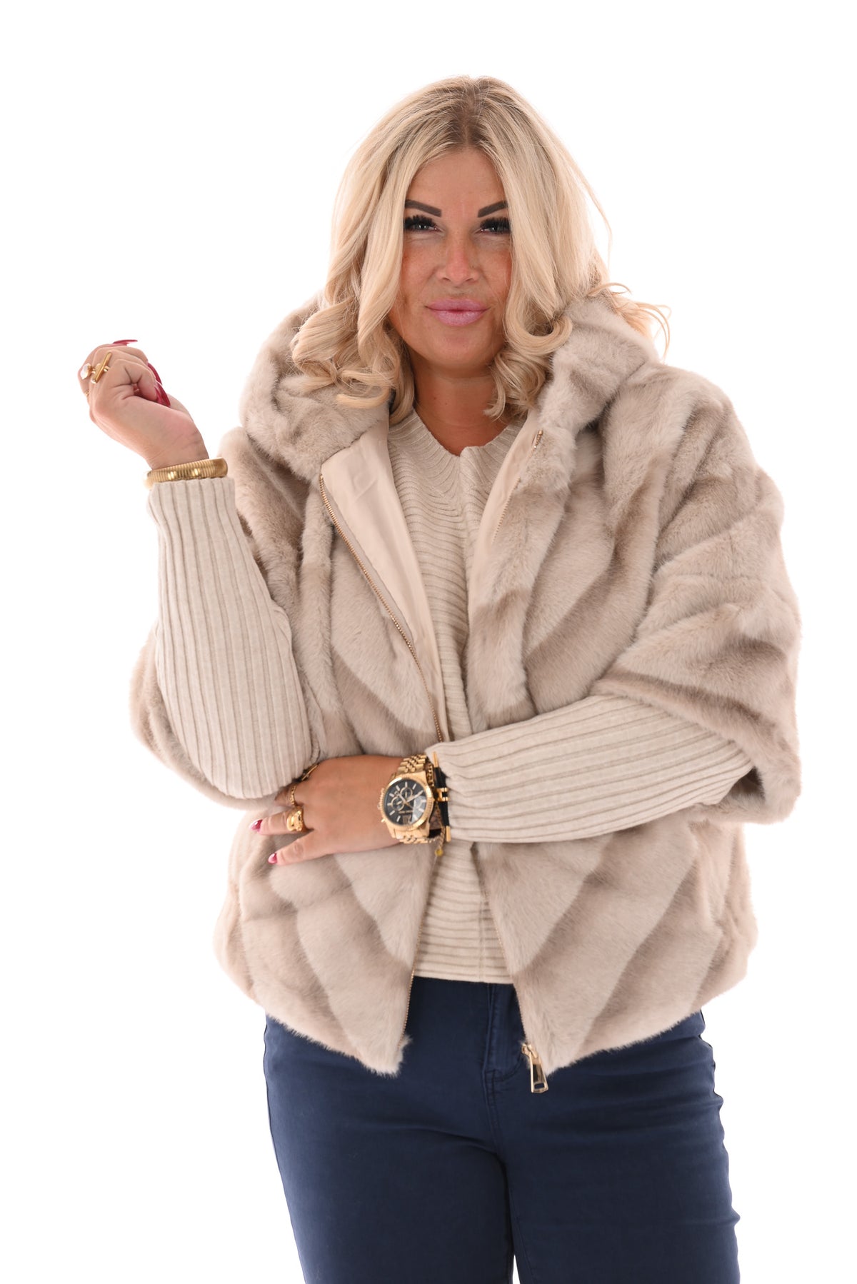 Fijne faux fur met korte mouwen en capuchon roomwit