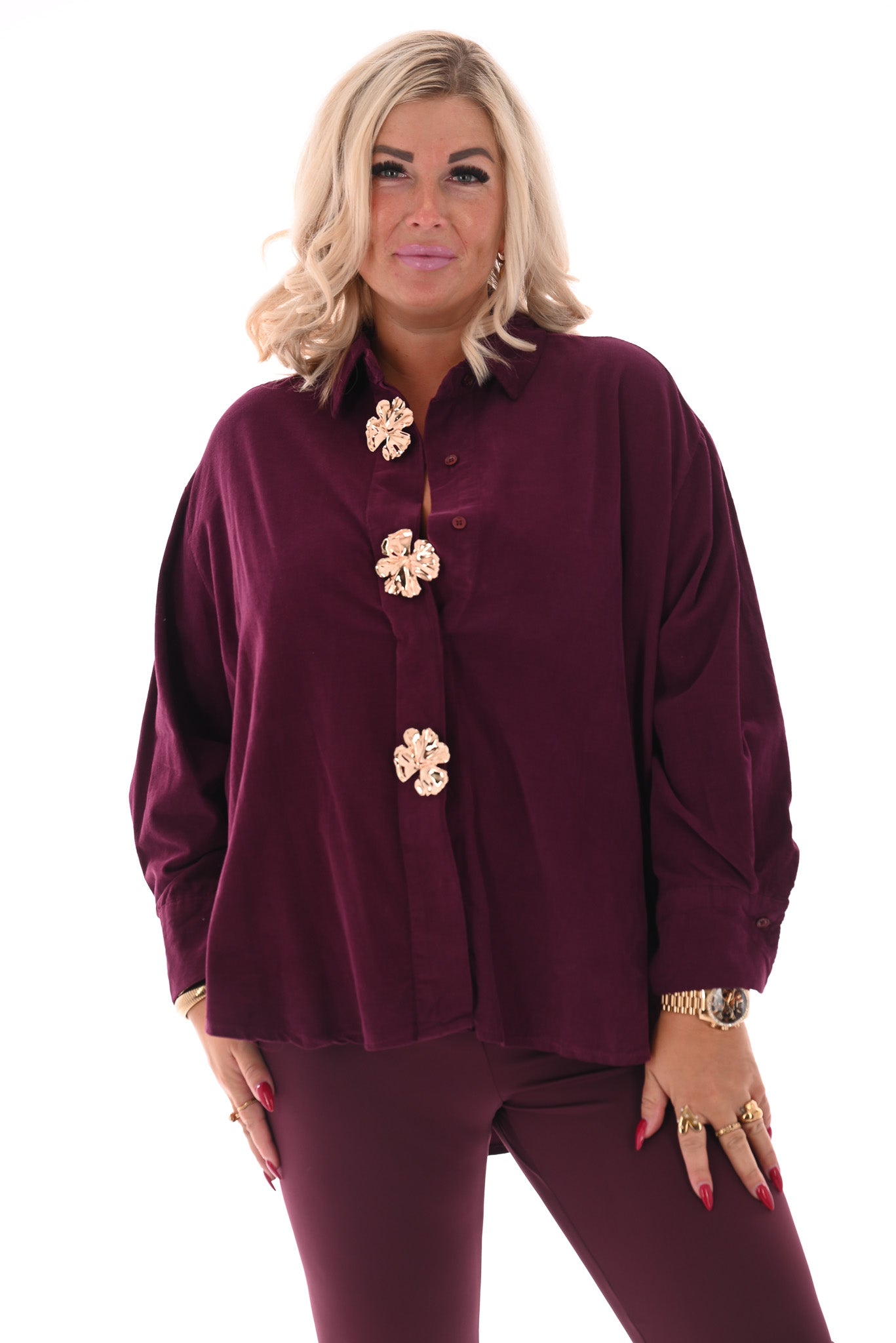 Rib blouse met broche aubergine