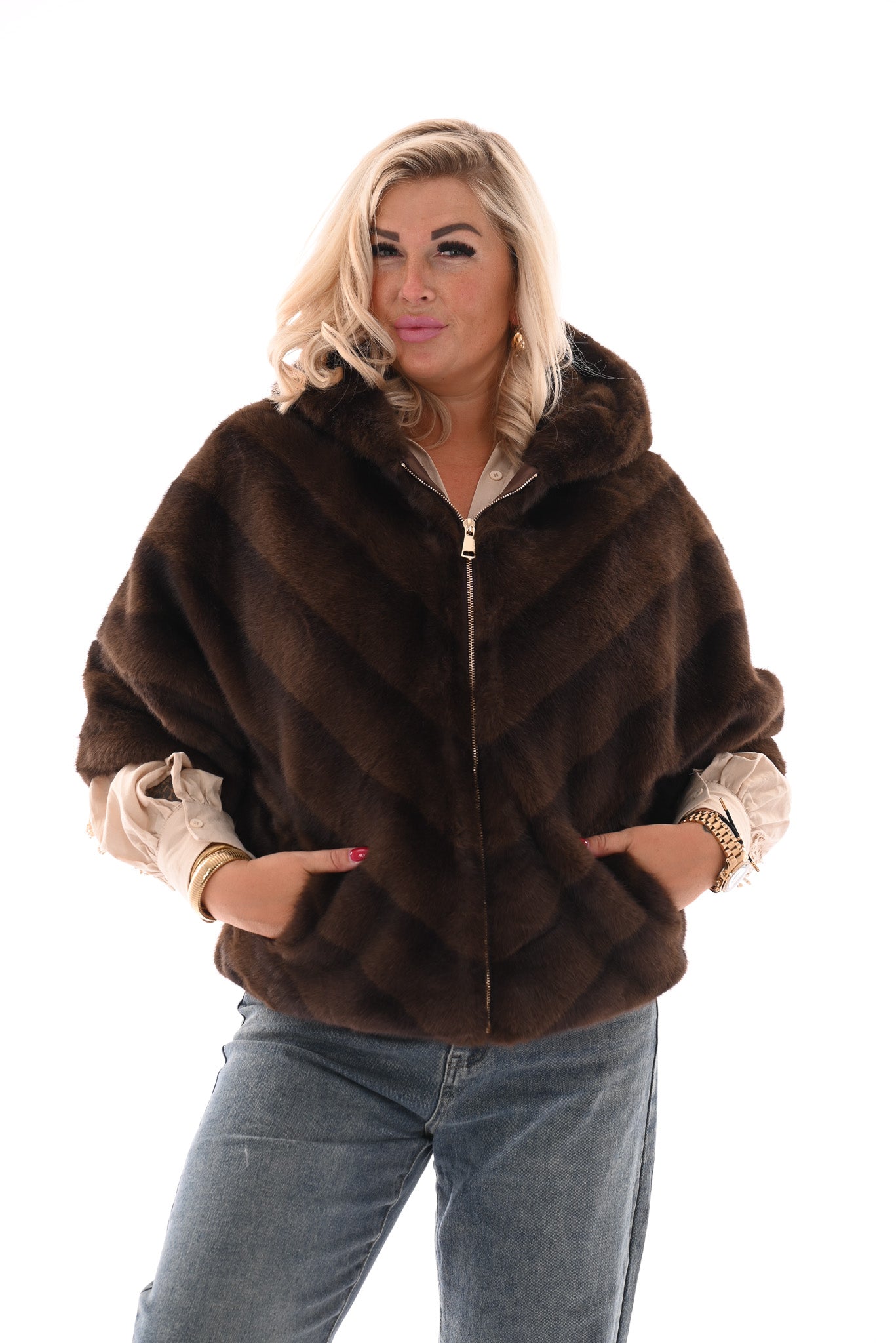 Fijne faux fur met korte mouwen en capuchon bruin