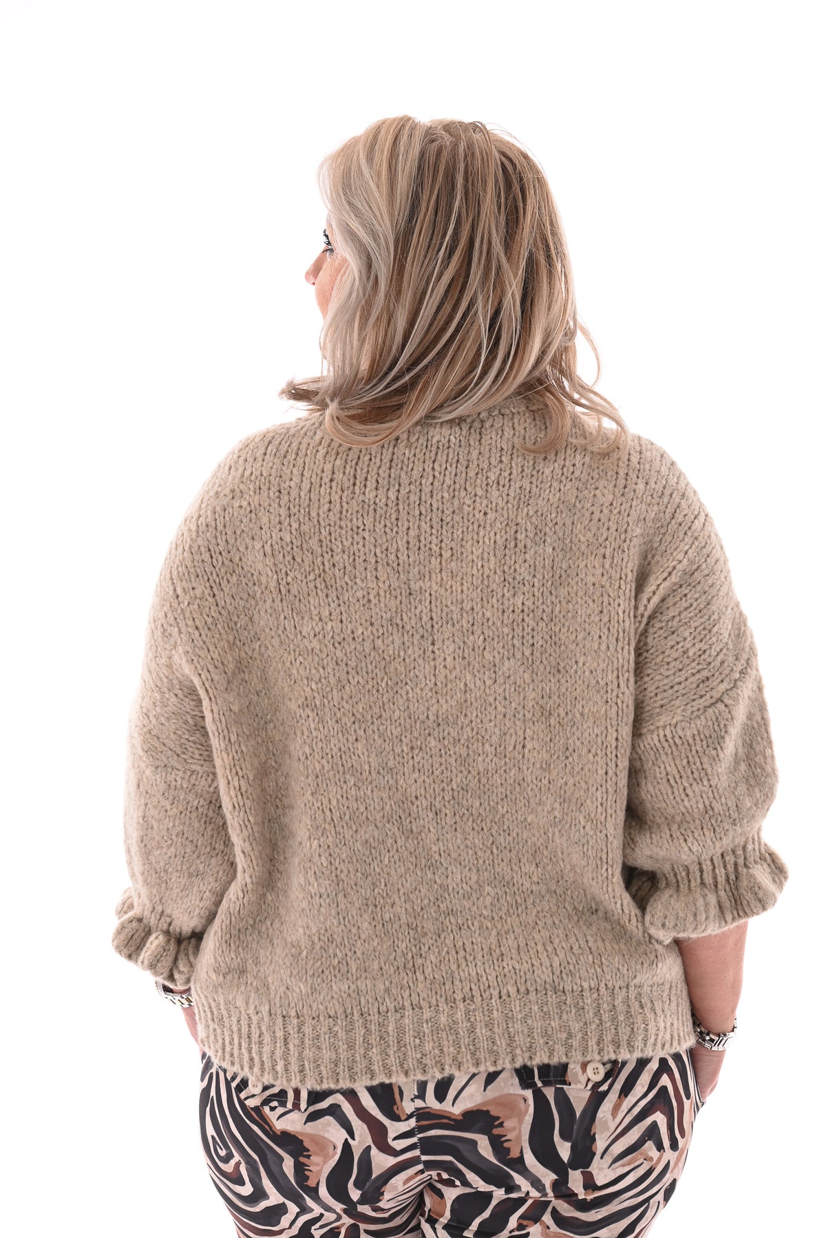 Gebreide trui met korte roezelmouwen beige
