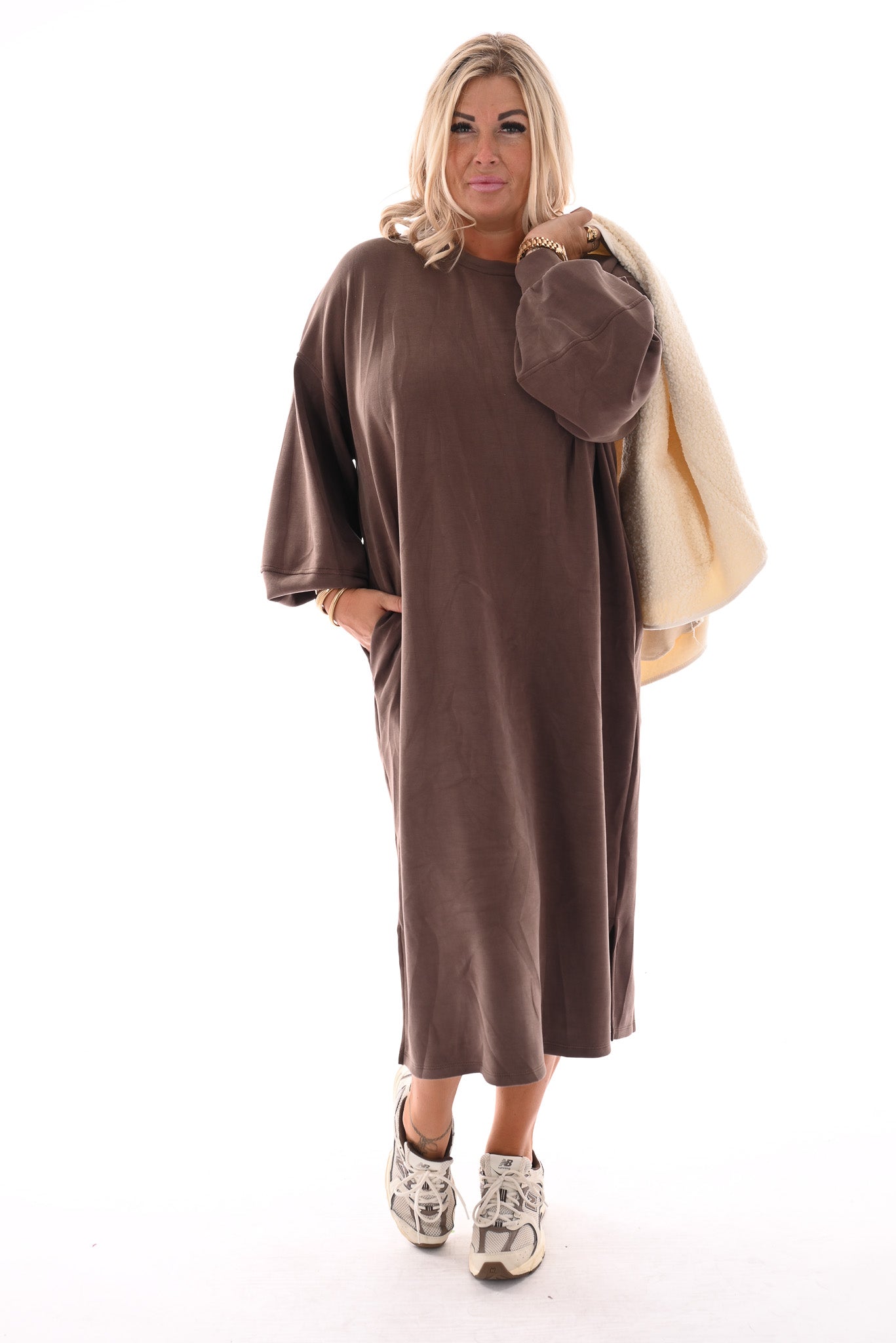 Lange sweaterdress met pofmouwen taupe