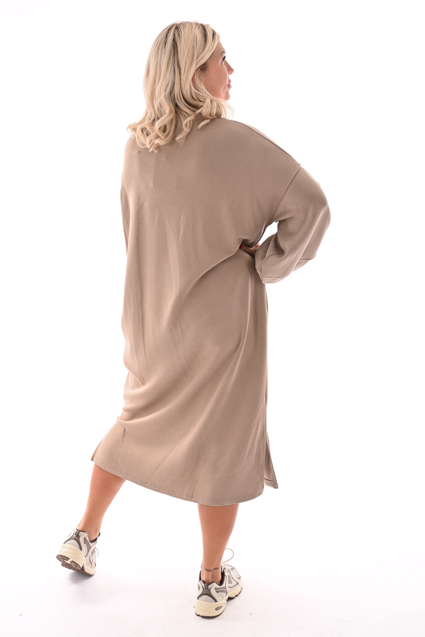 Lange sweaterdress met pofmouwen beige