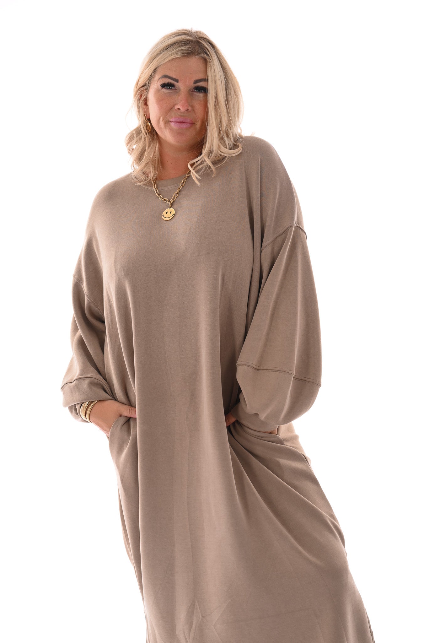 Lange sweaterdress met pofmouwen beige