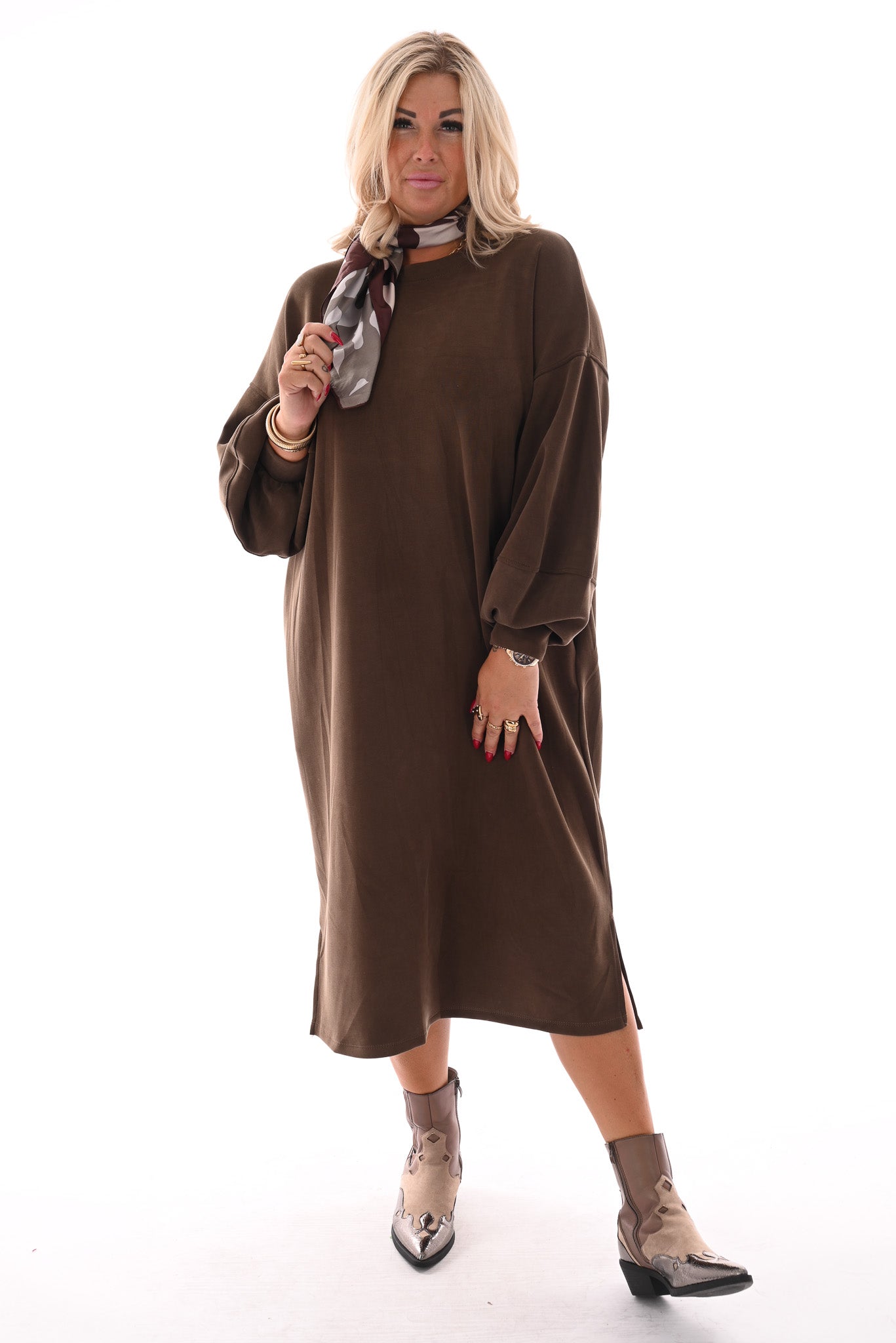 Lange sweaterdress met pofmouwen bruin