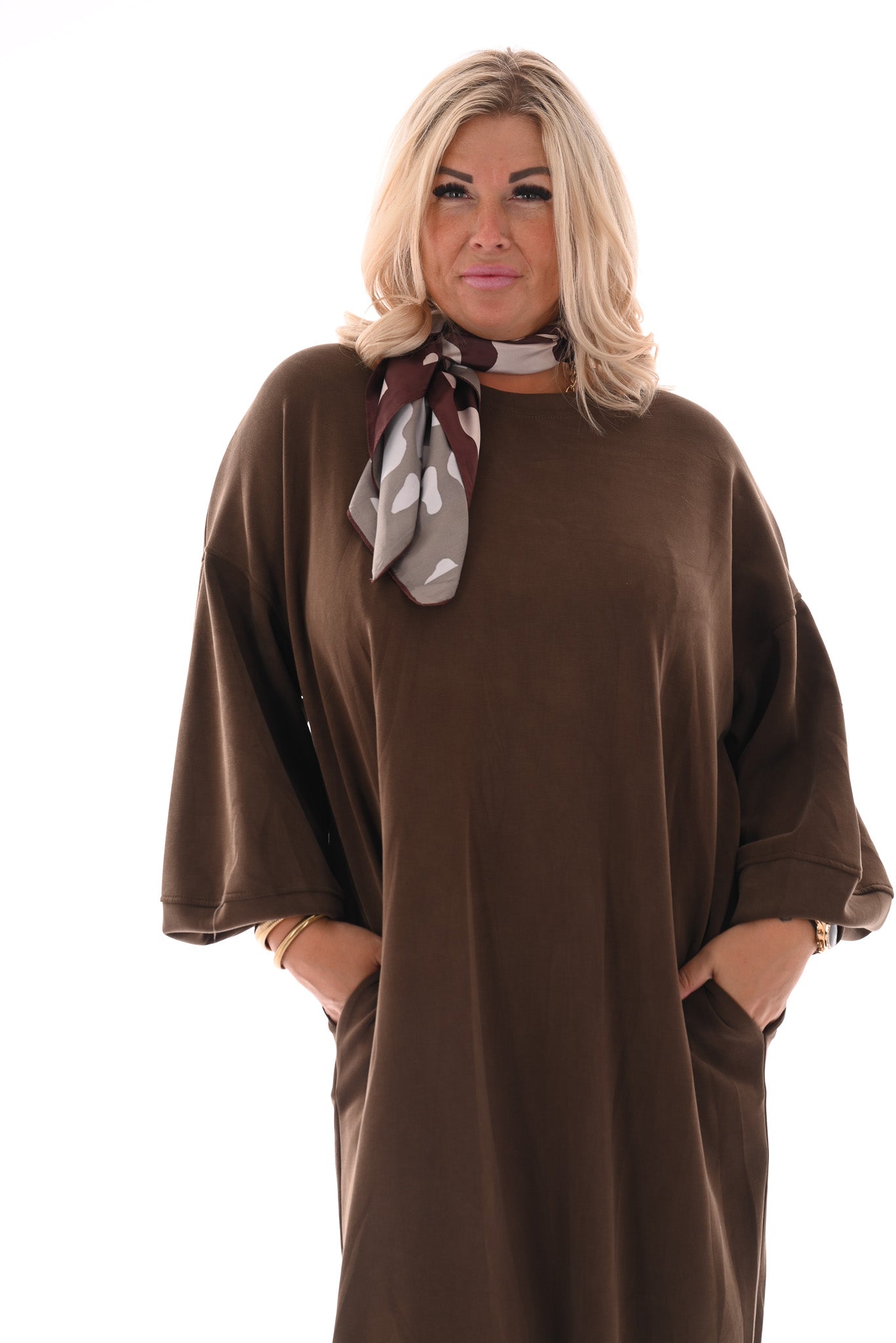 Lange sweaterdress met pofmouwen bruin
