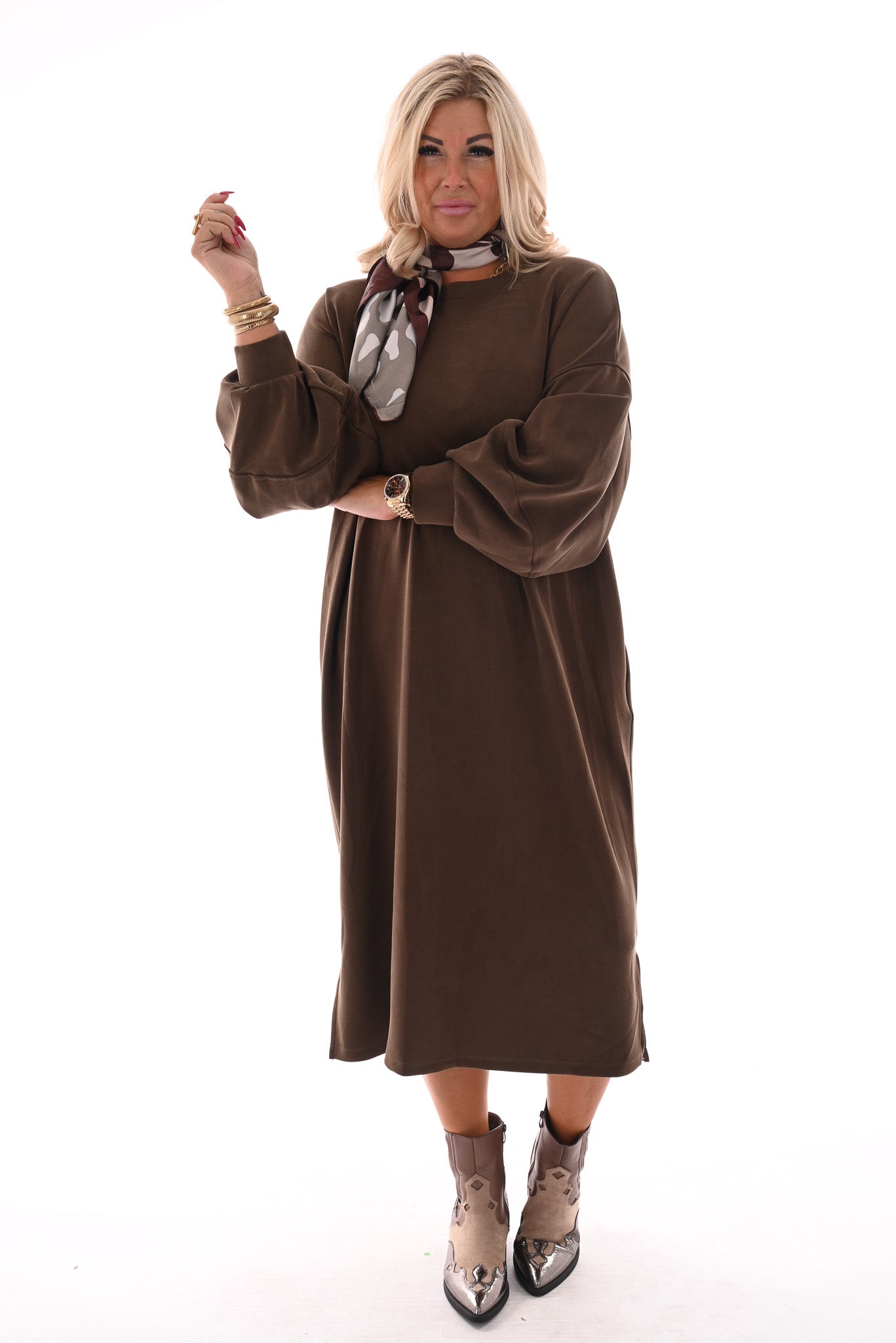 Lange sweaterdress met pofmouwen bruin