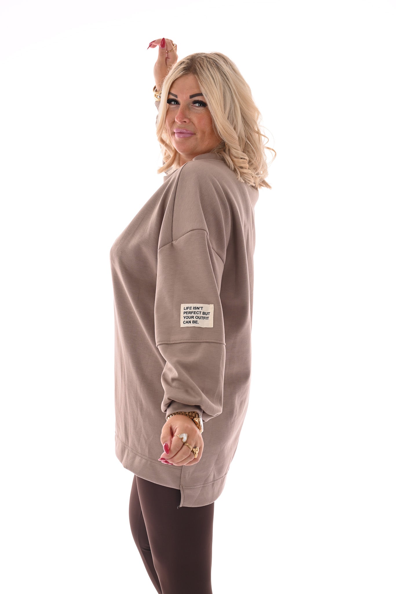 Sweater pofmouwen met applicatie taupe