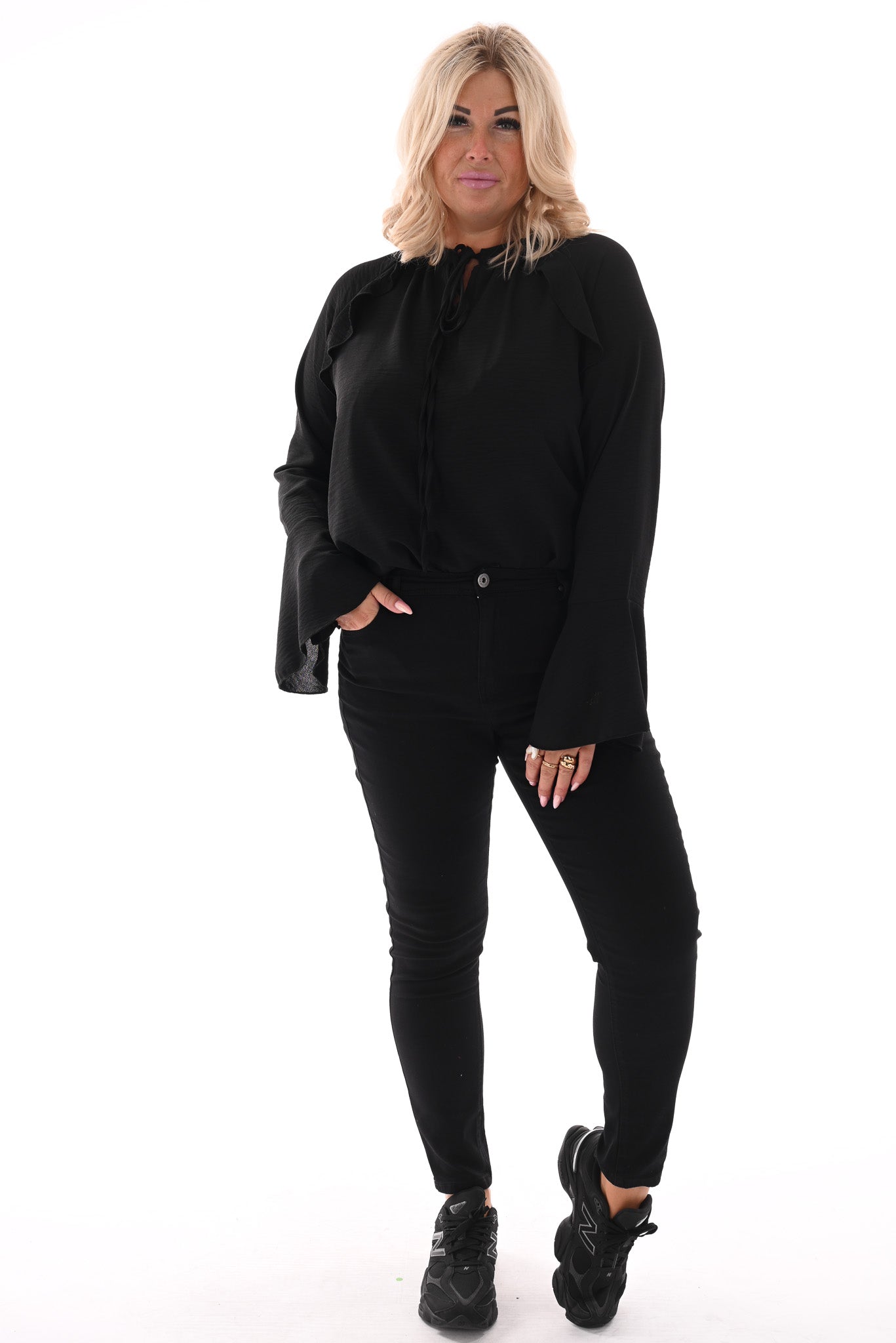 Blouse met roezels en trompetmouwen zwart