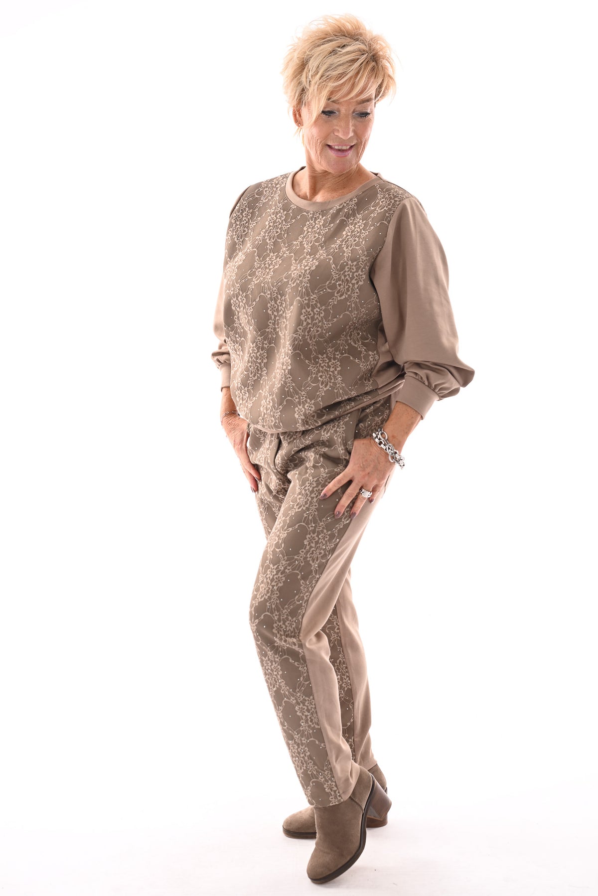 Tweedelig pak met kant en glitter beige