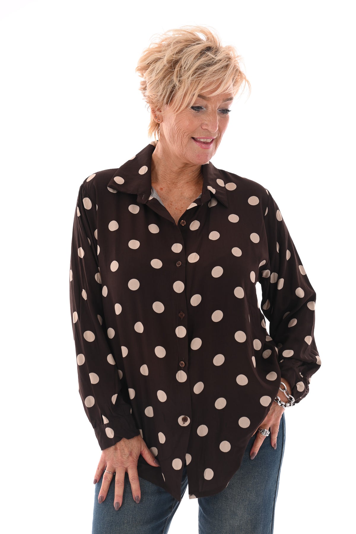 Doorknoop blouse grote dots donkerbruin