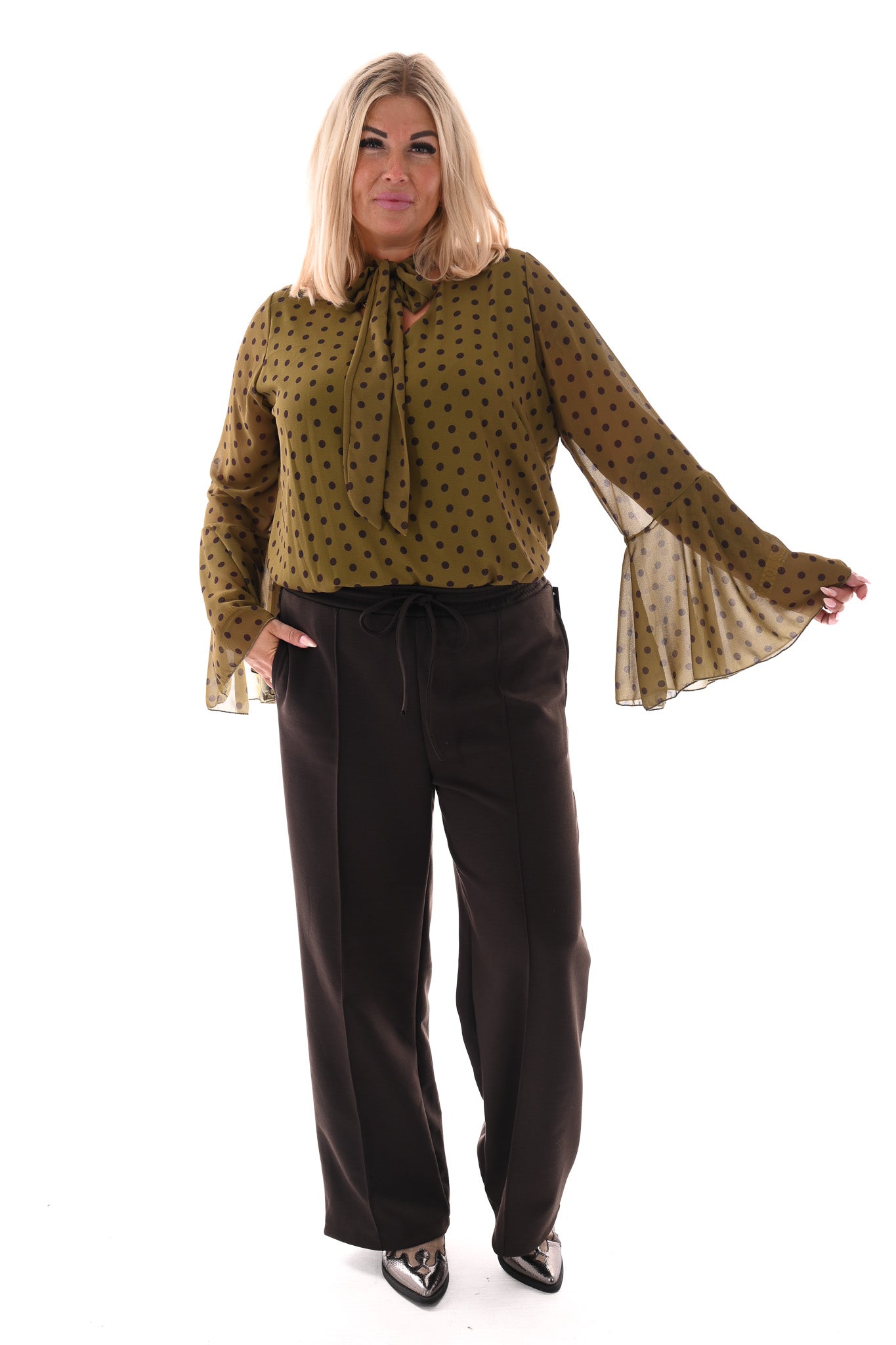 Top dots met strik en trompetmouwen groen