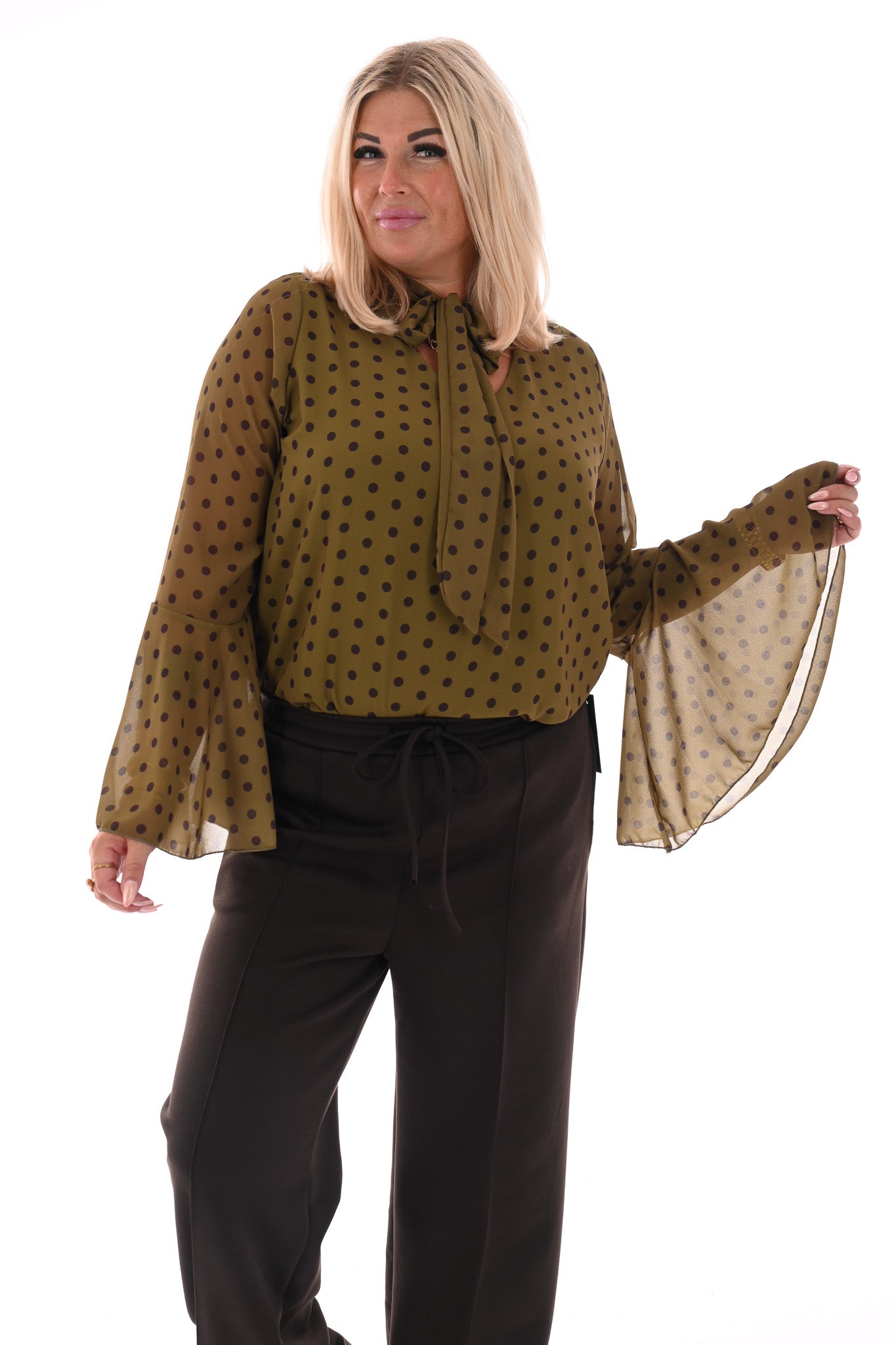 Top dots met strik en trompetmouwen groen