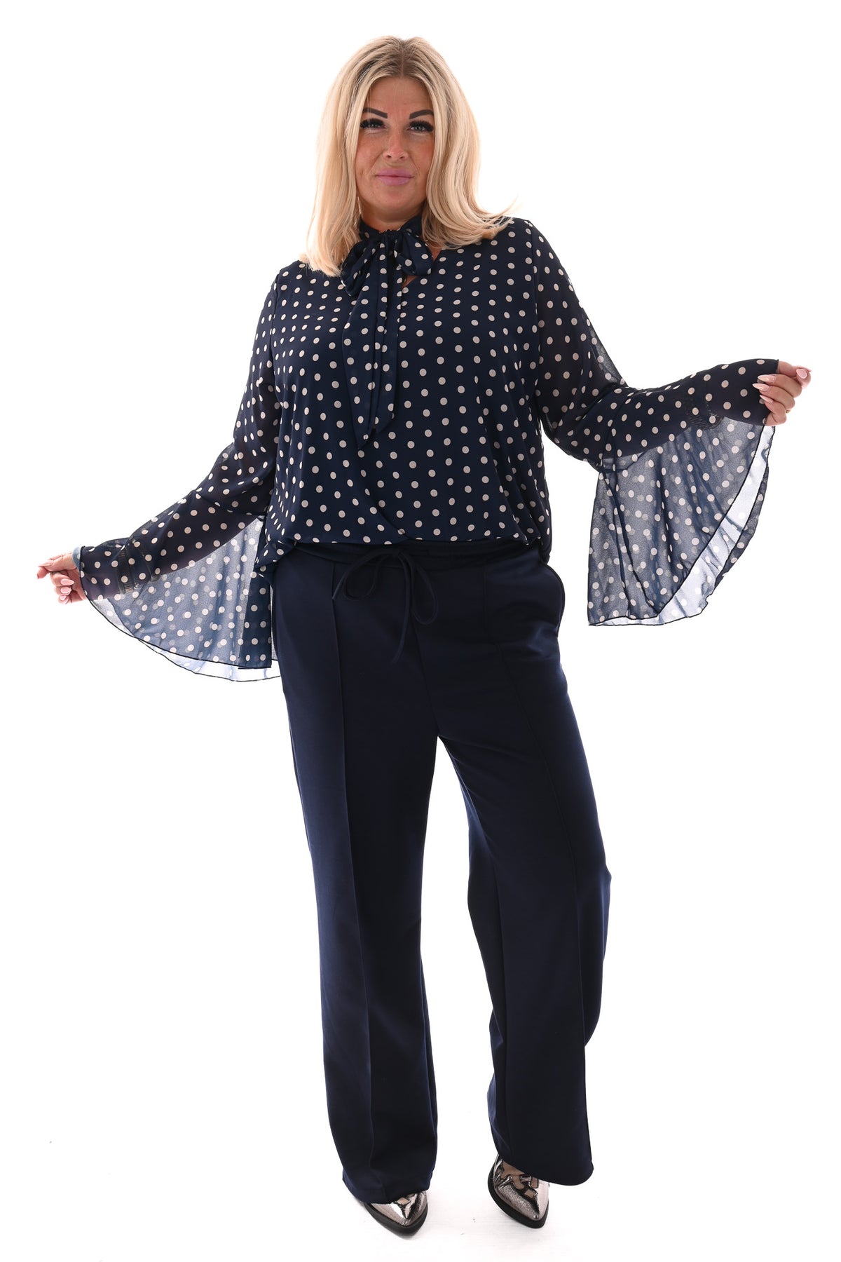 Top dots met strik en trompetmouwen marineblauw