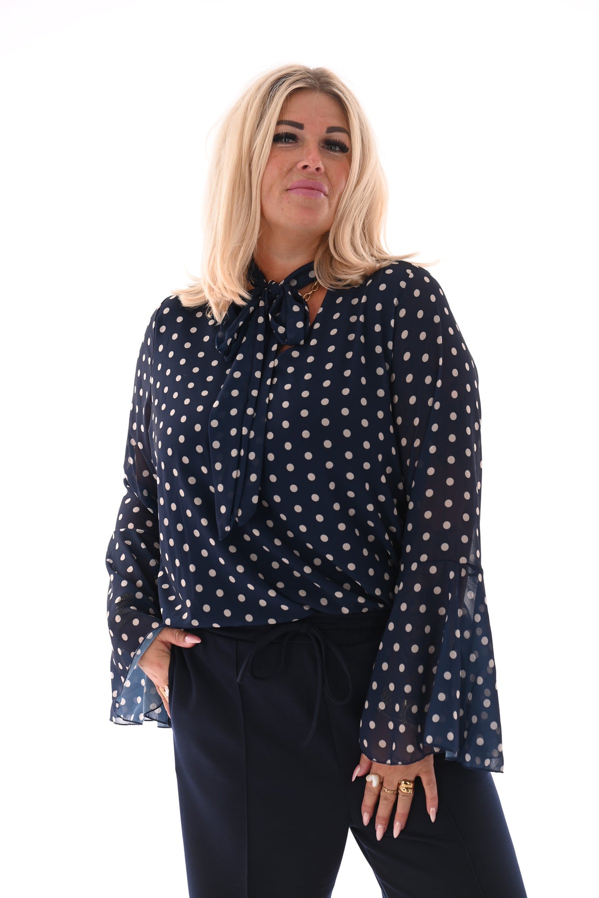 Top dots met strik en trompetmouwen marineblauw