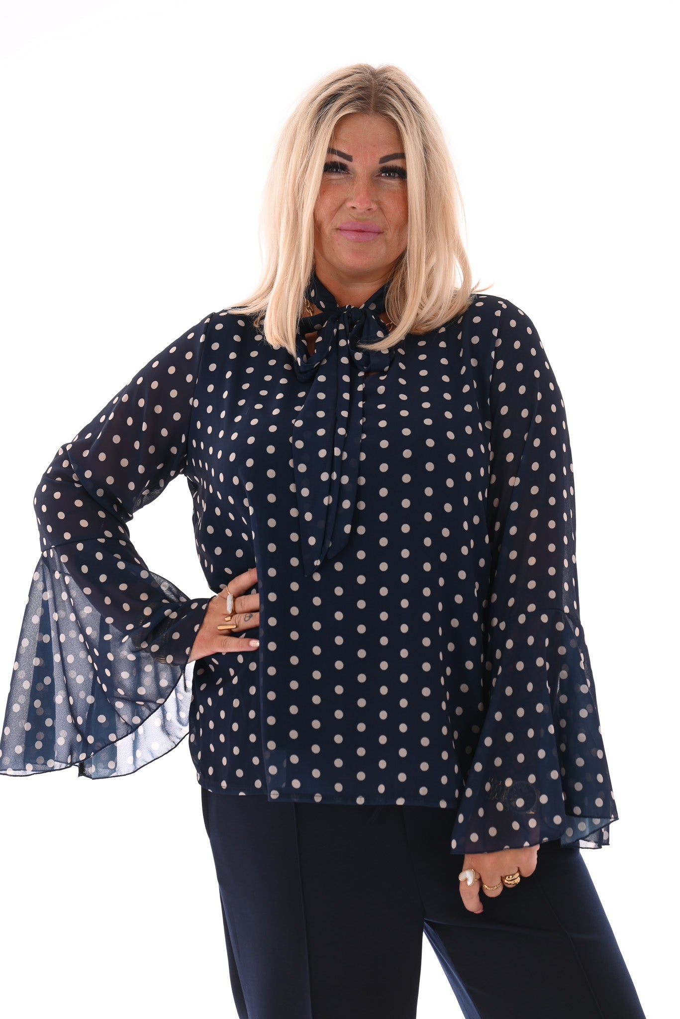 Top dots met strik en trompetmouwen marineblauw
