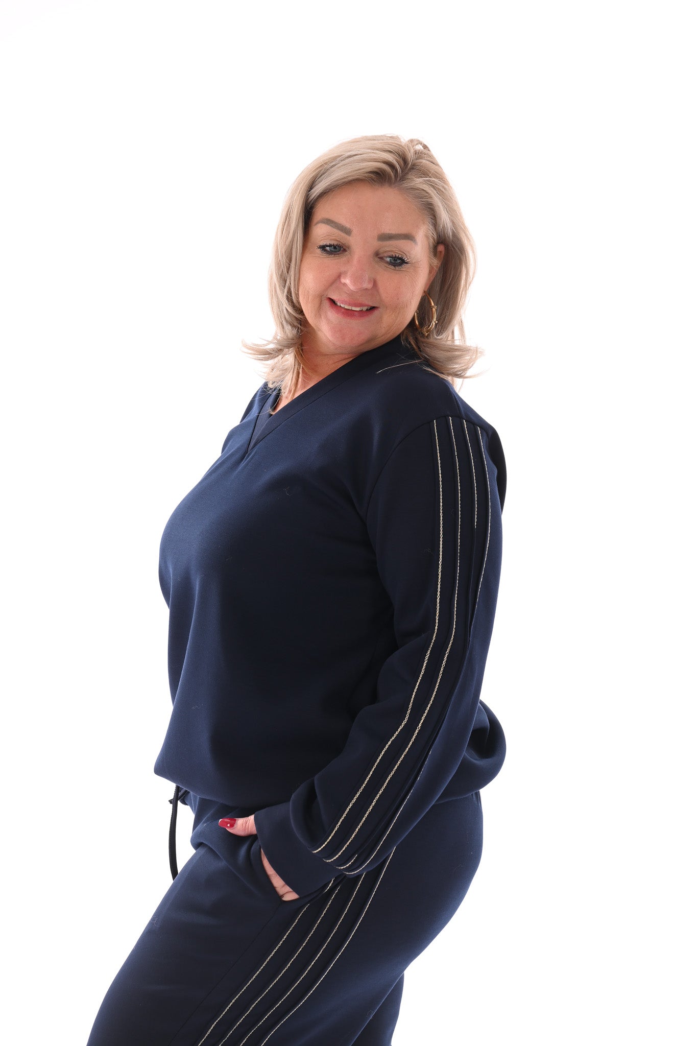 Tweedelig pak v-hals met gouden bies marineblauw