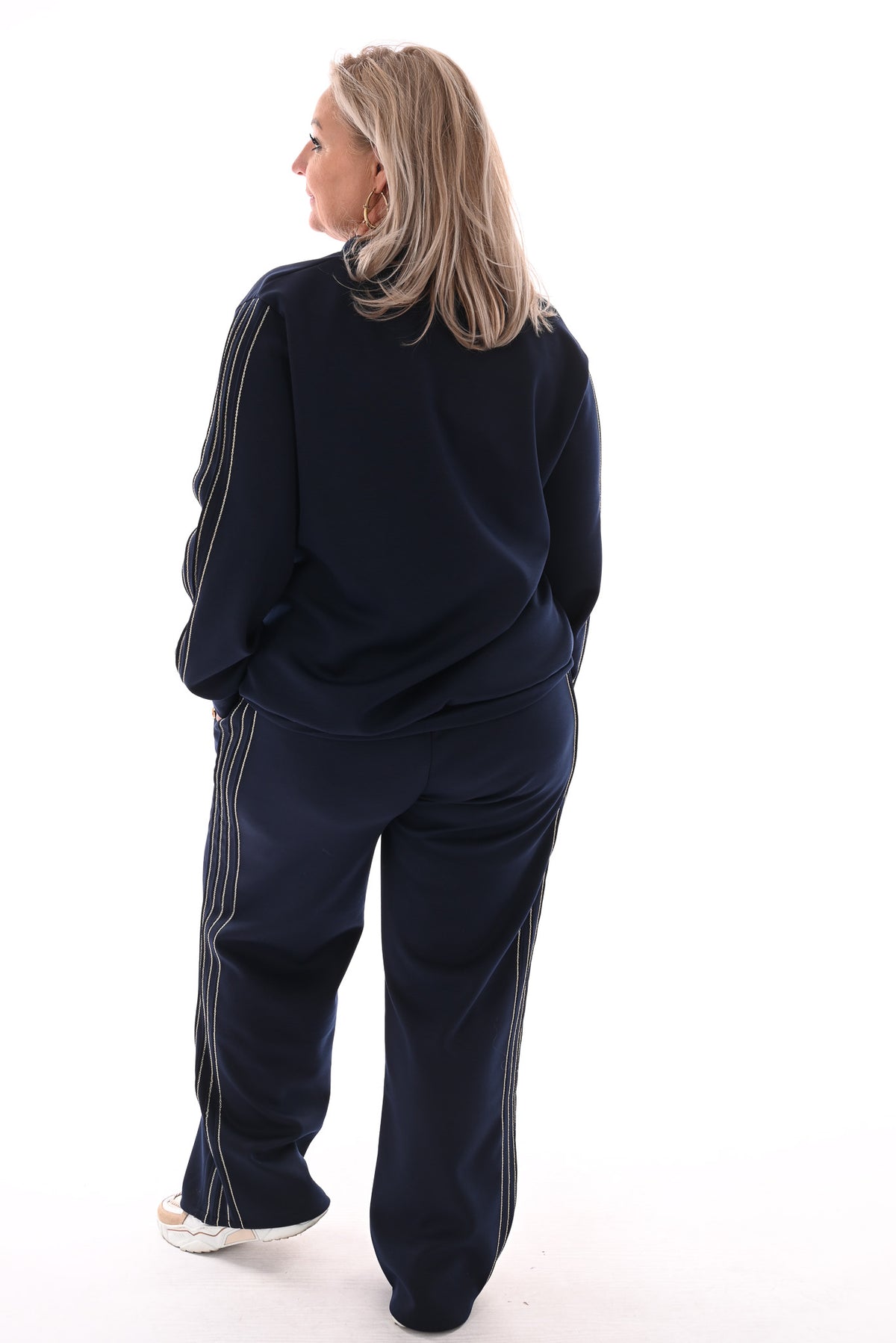Tweedelig pak v-hals met gouden bies marineblauw