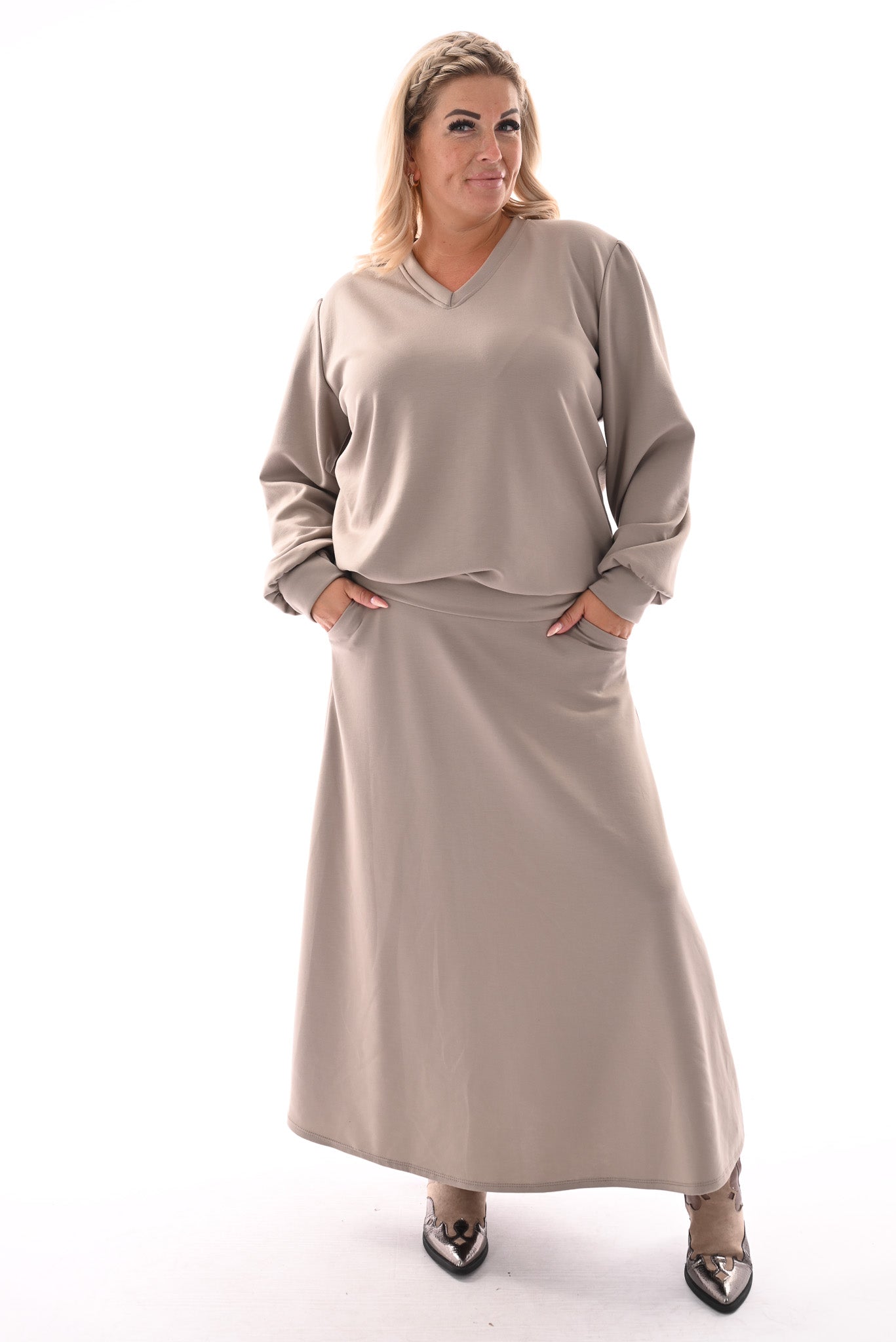 Tweedelig set sweater en rok taupe