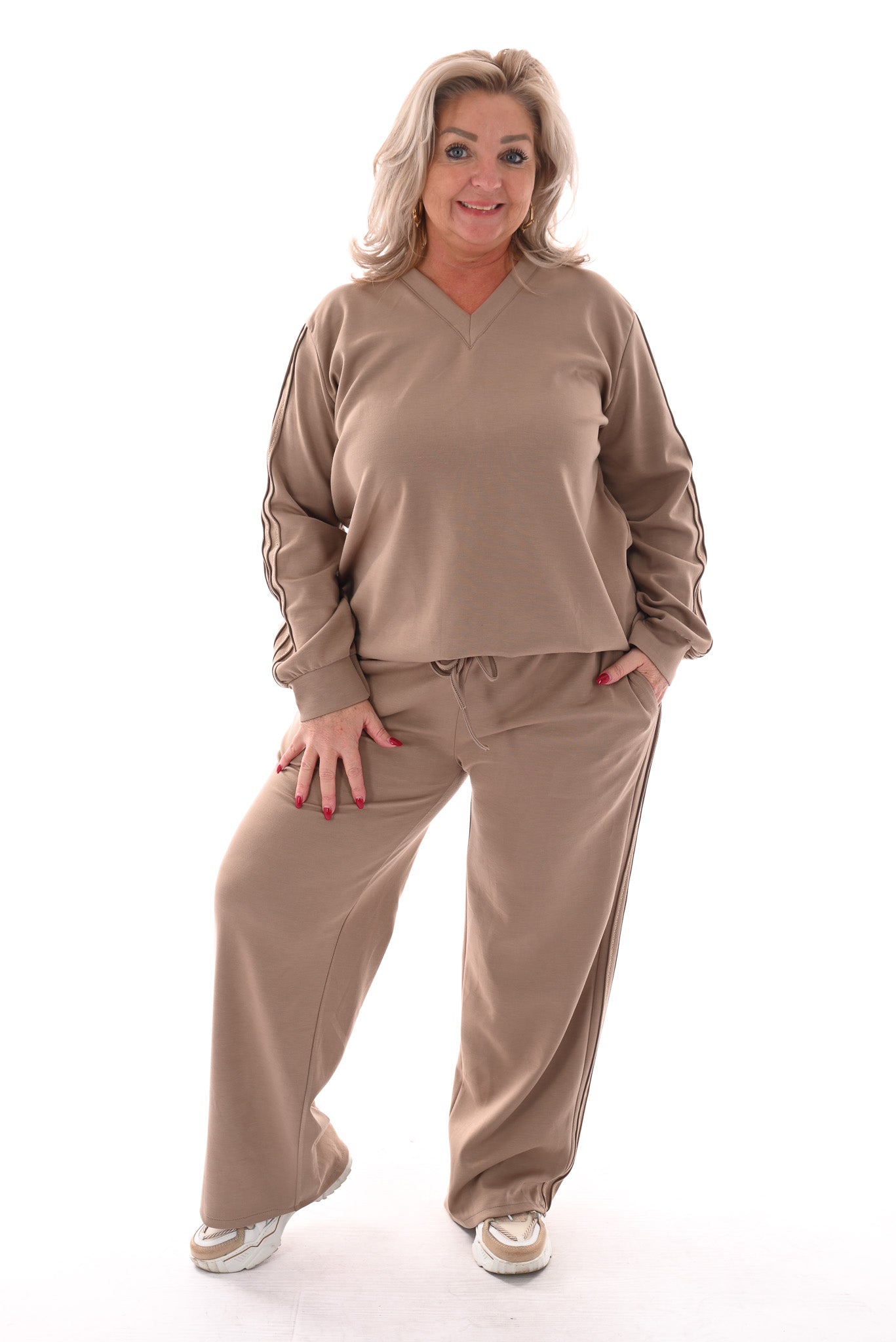Tweedelig pak v-hals met gouden bies taupe
