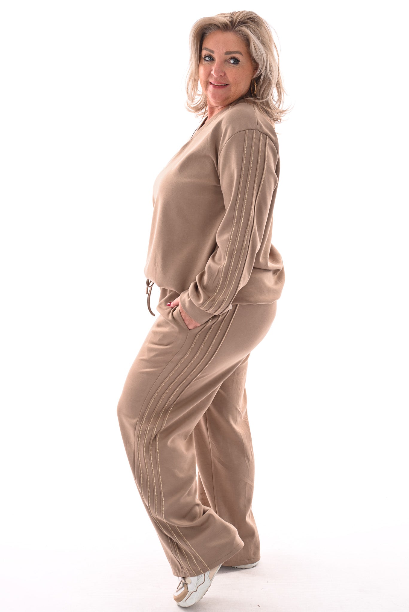 Tweedelig pak v-hals met gouden bies taupe