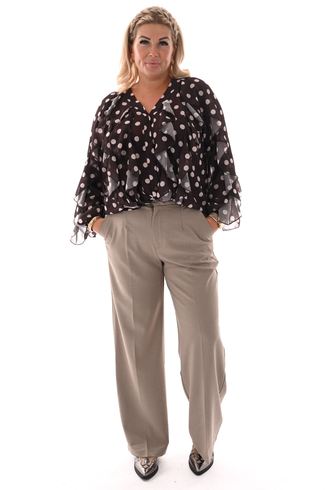 Doorknoop blouse ruffels dots donkerbruin