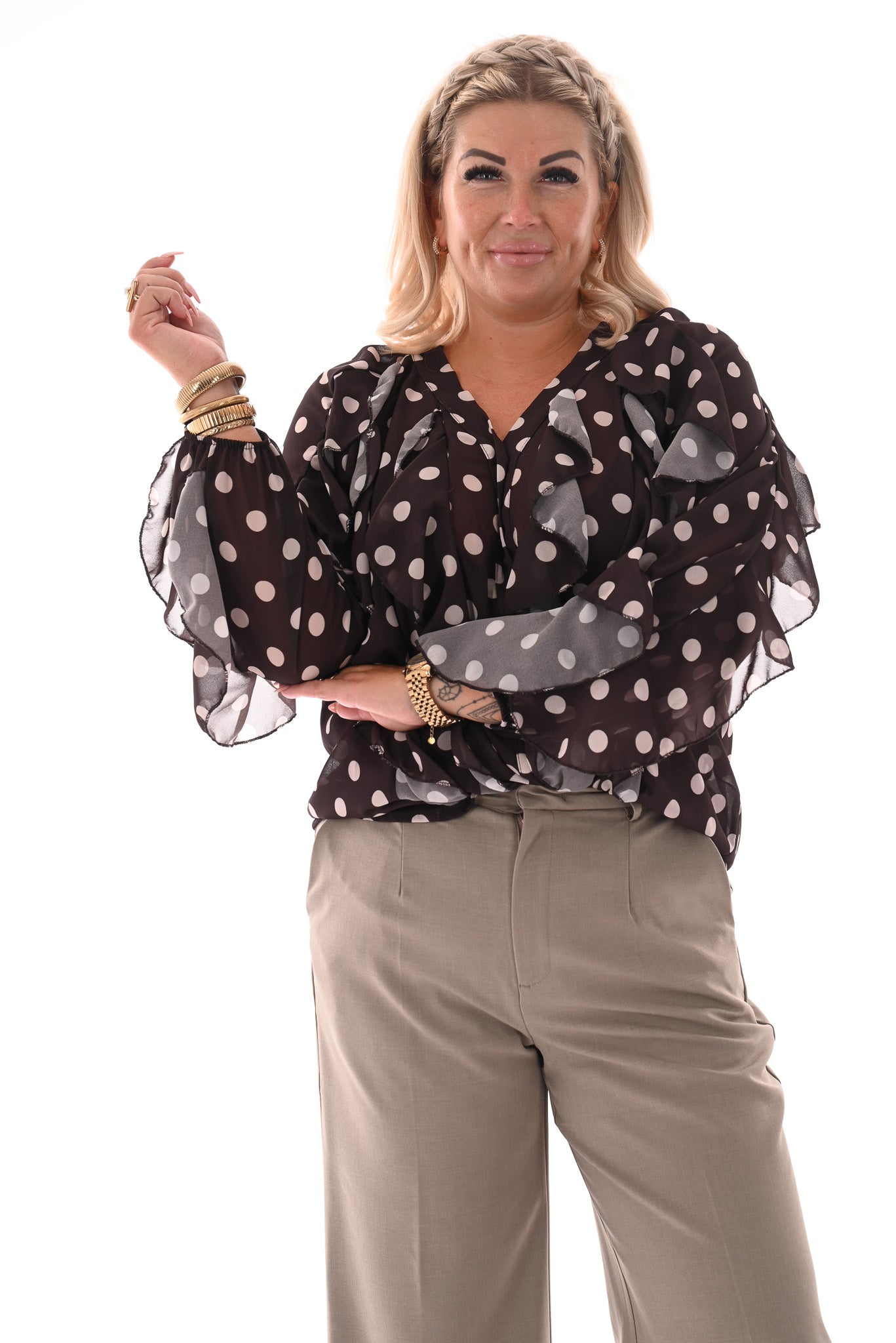 Doorknoop blouse ruffels dots donkerbruin