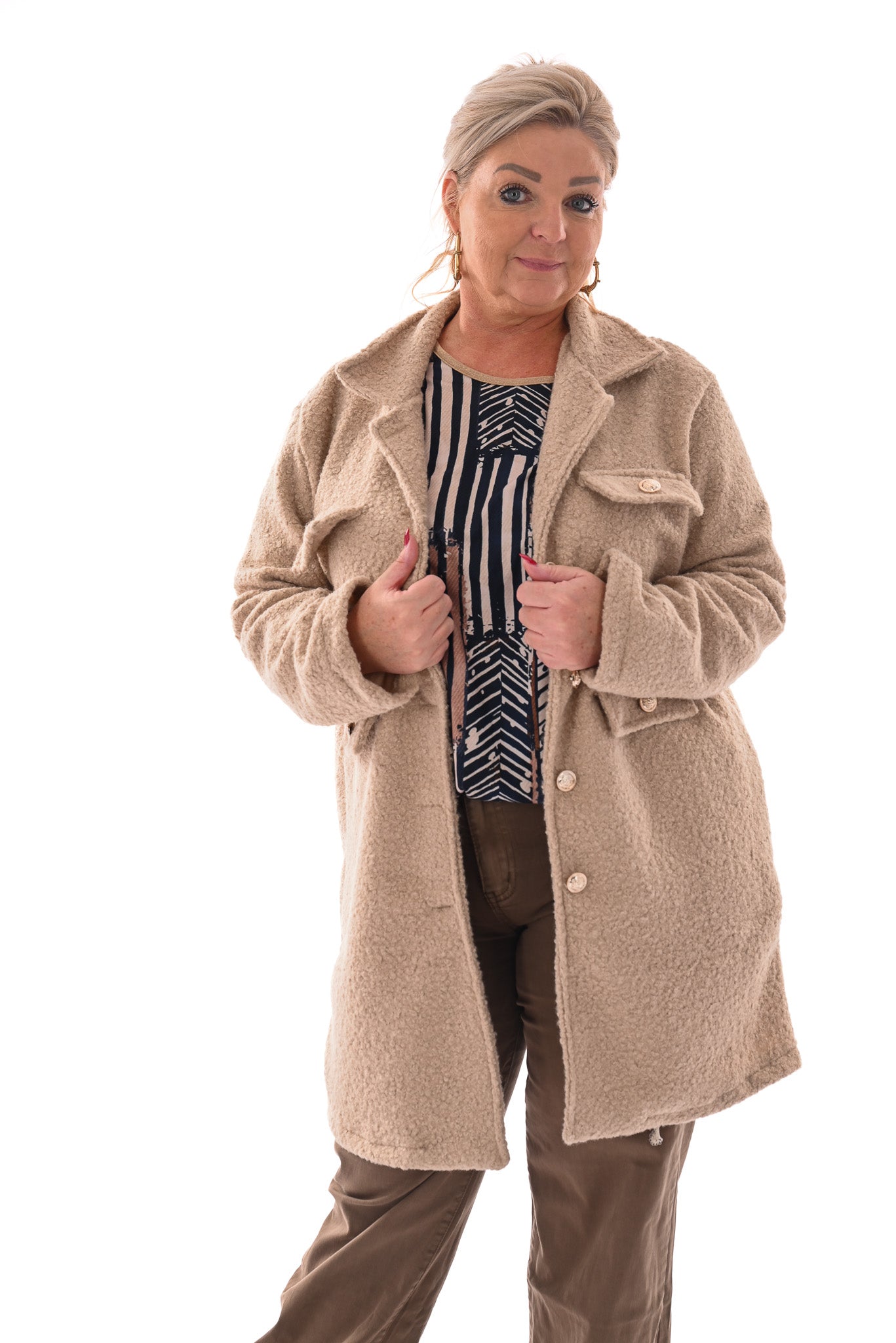 Boucle jas met knopen beige