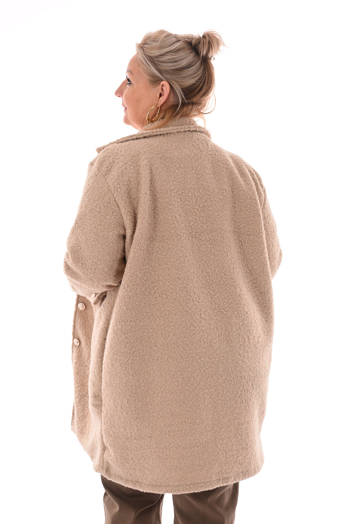 Boucle jas met knopen beige