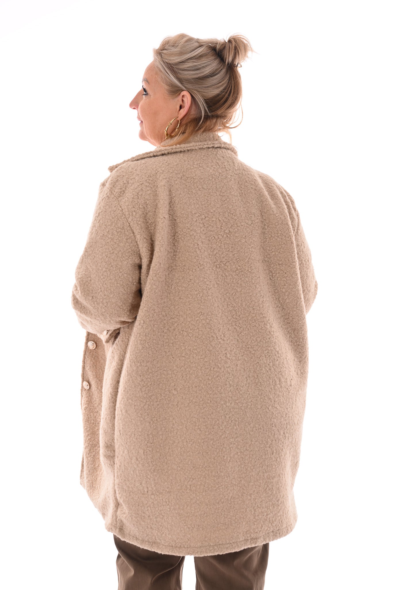 Boucle jas met knopen beige