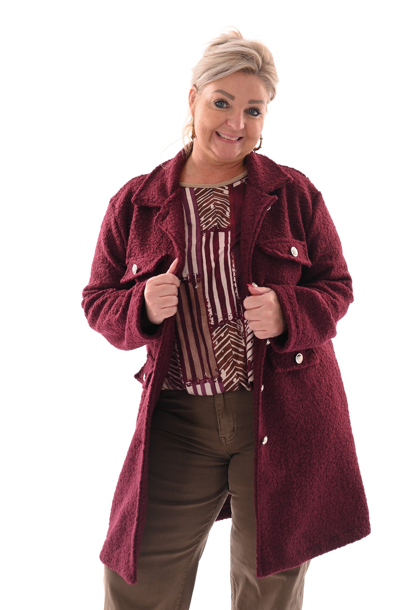Boucle jas met knopen aubergine