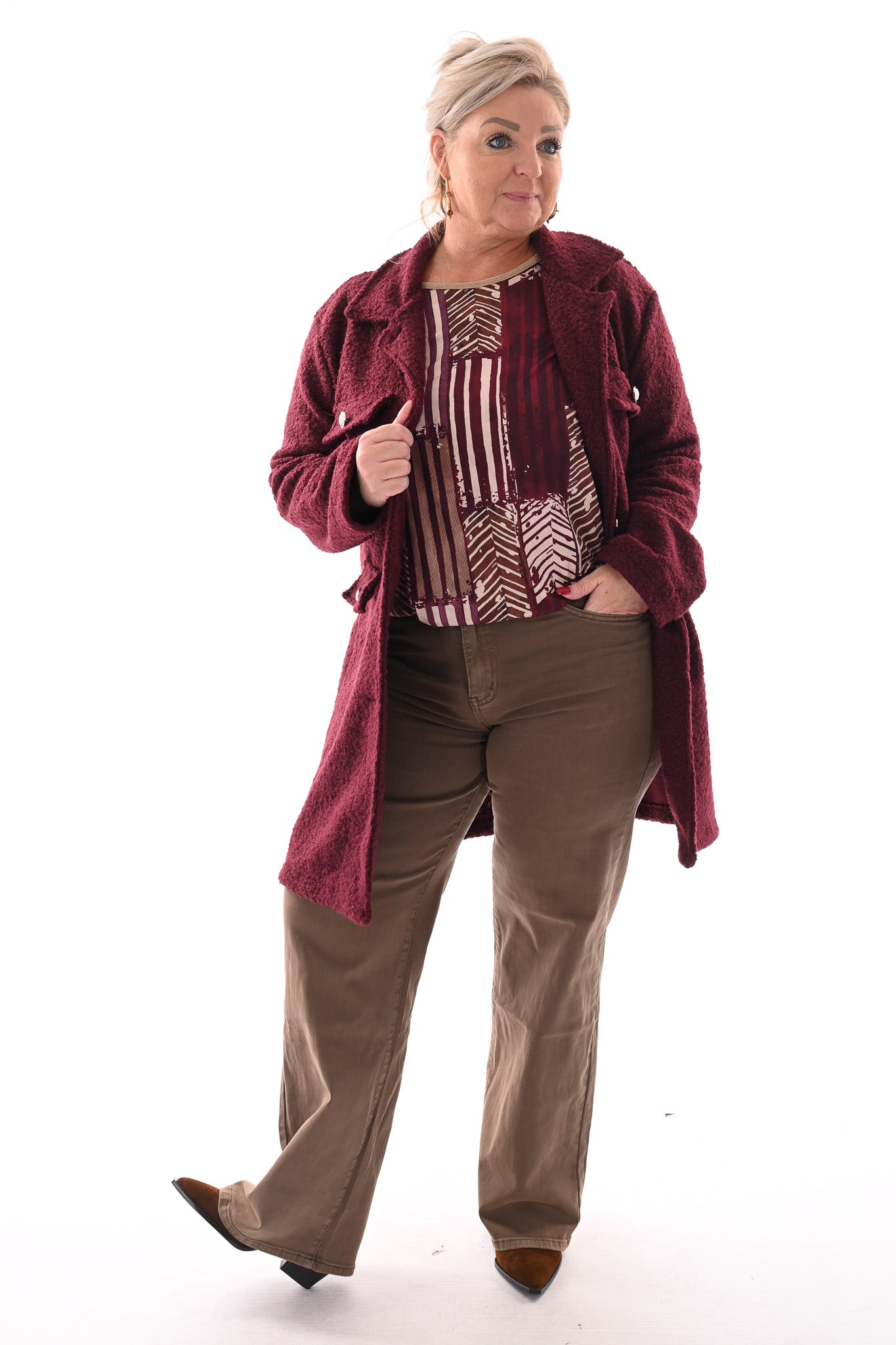 Boucle jas met knopen aubergine