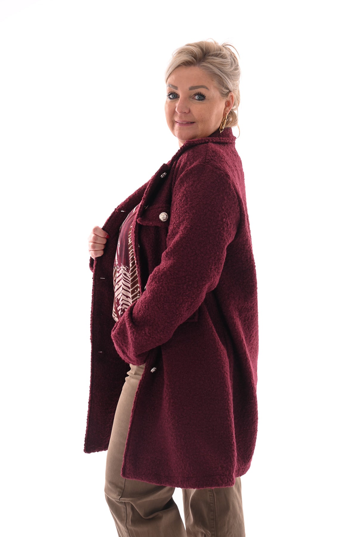 Boucle jas met knopen aubergine