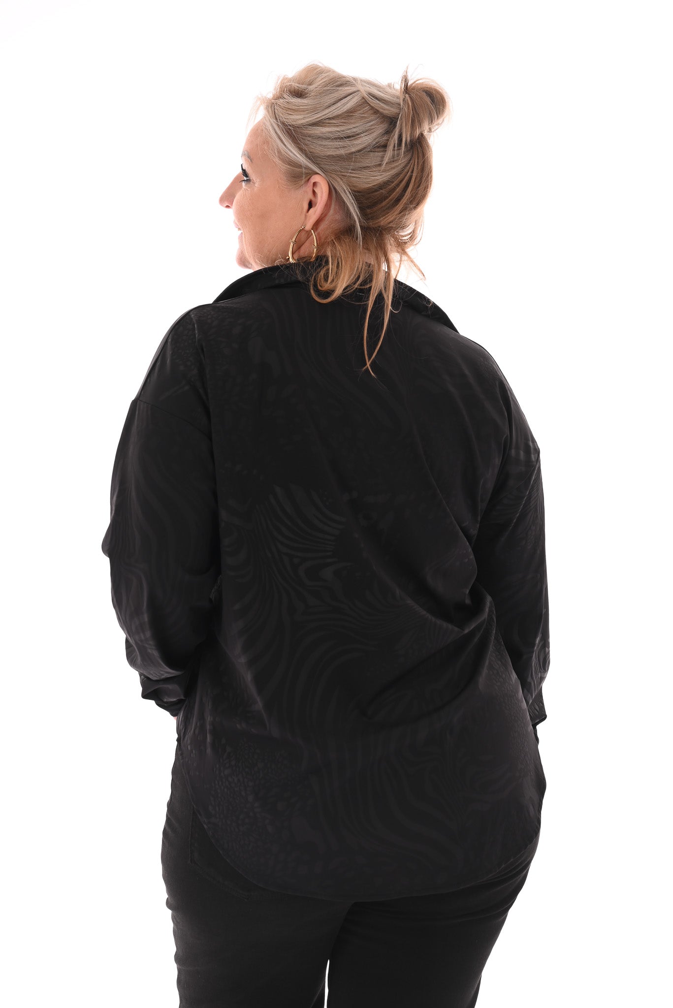 Doorknoop blouse dierenmix zwart