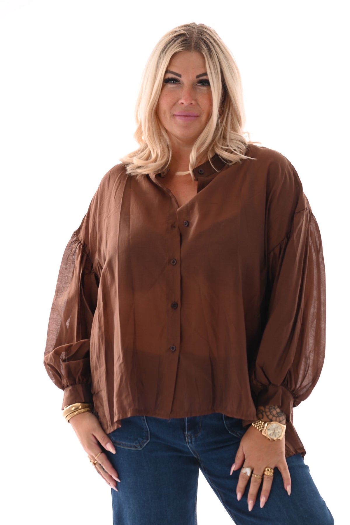 Doorknoop blouse pofmouwen bruin