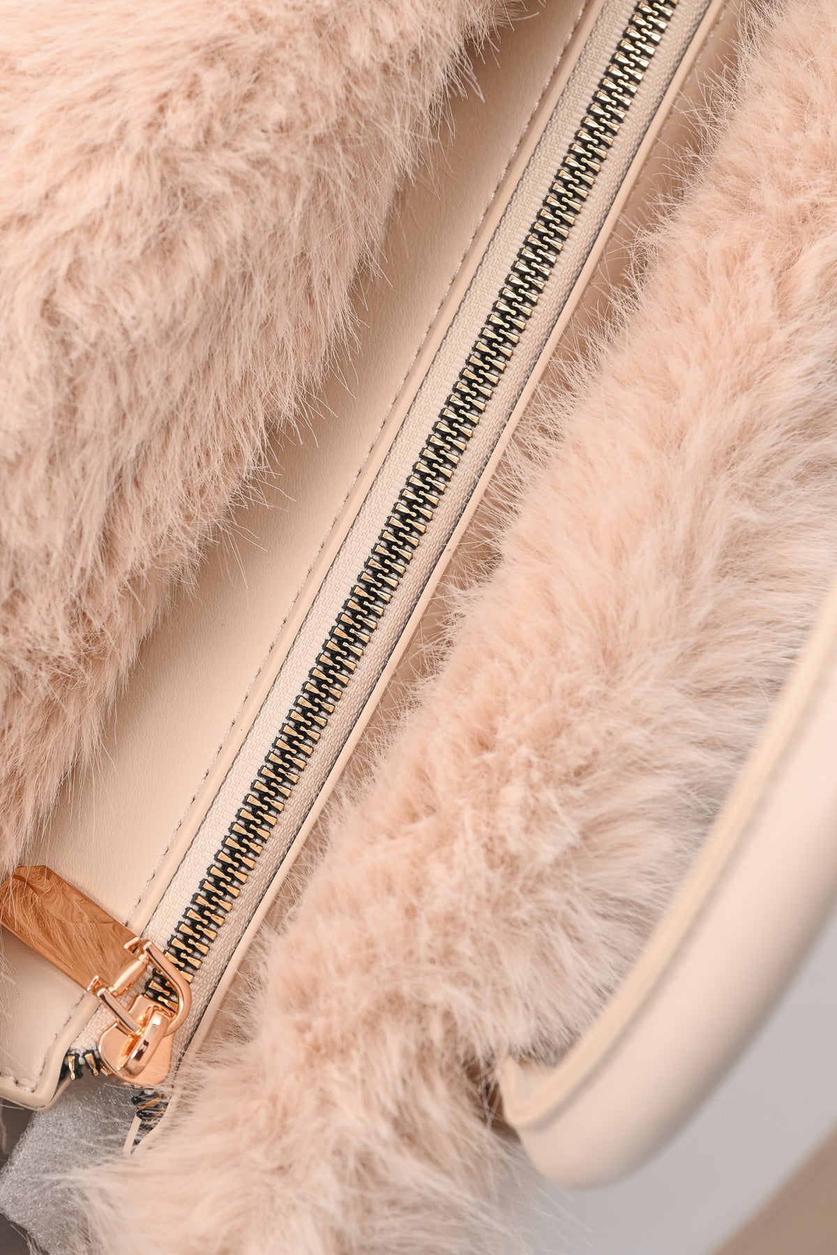 Furry handtas riemdetail beige