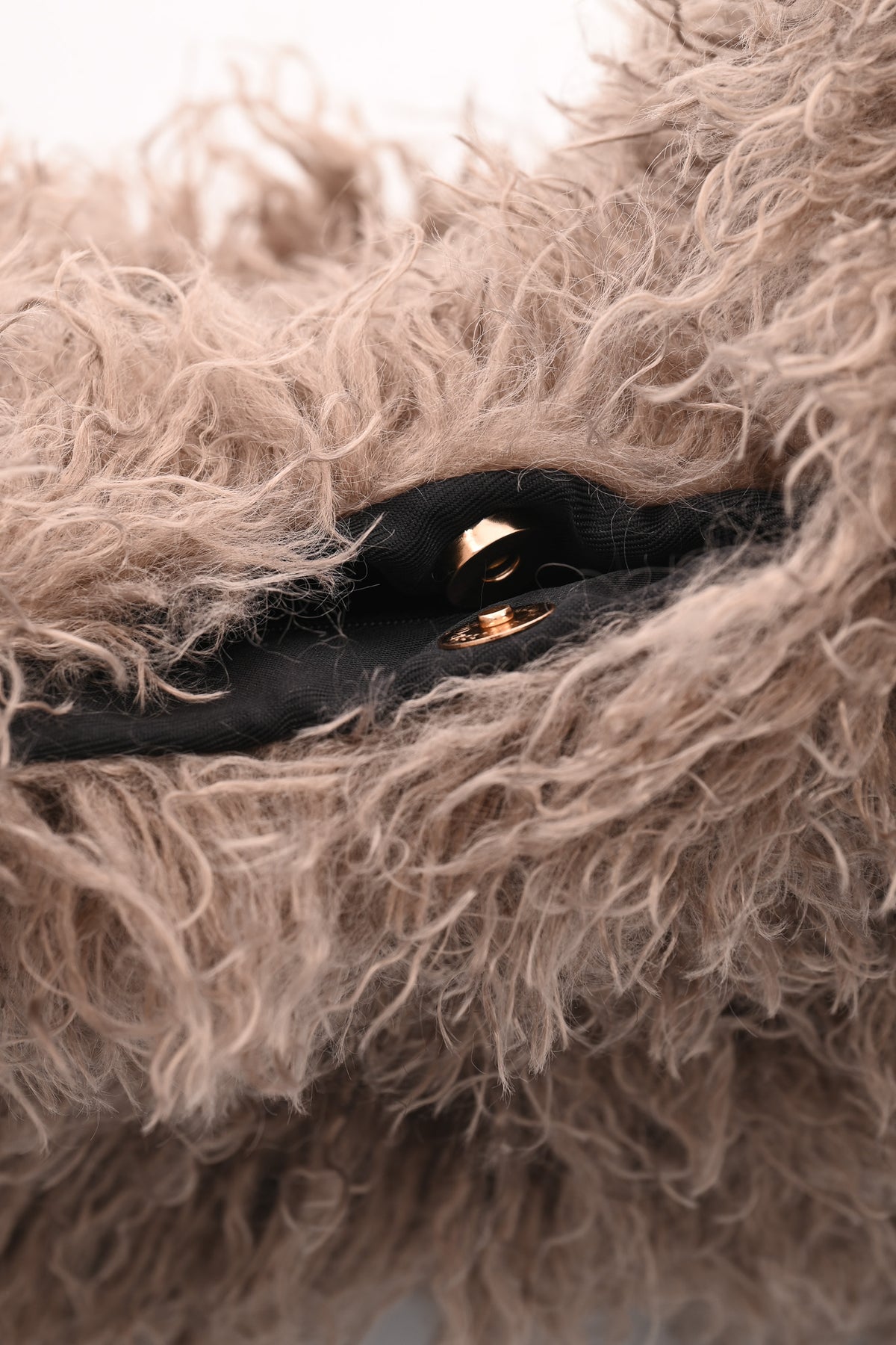 Wavy faux fur schoudertas taupe