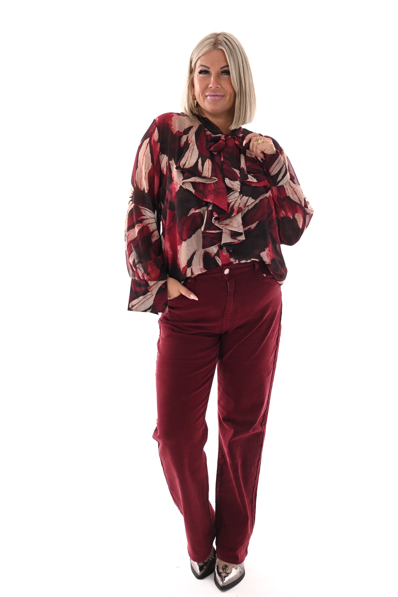 Doorknoop blouse strik roezels abstracte print bordeaux