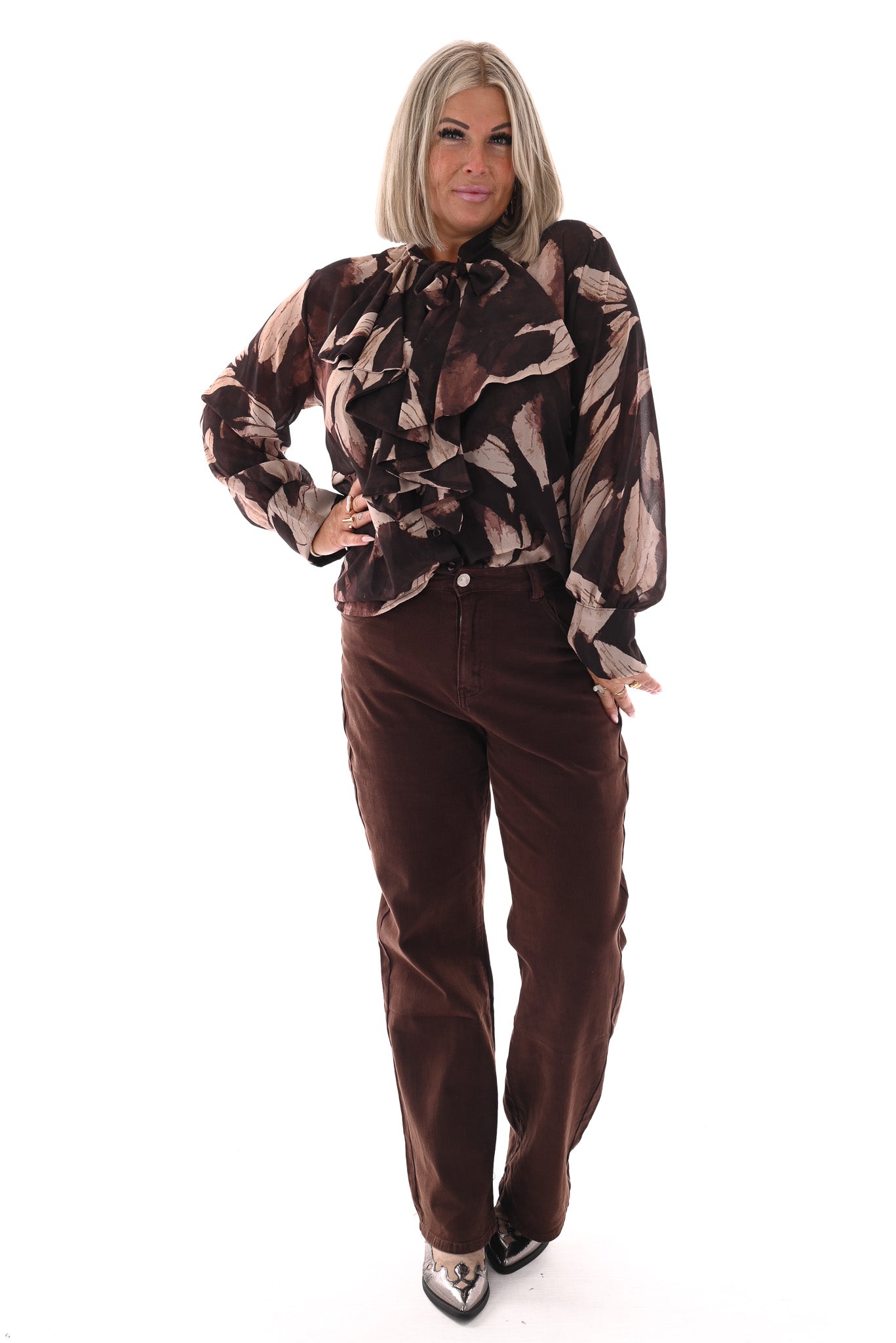 Doorknoop blouse strik roezels abstracte print donkerbruin