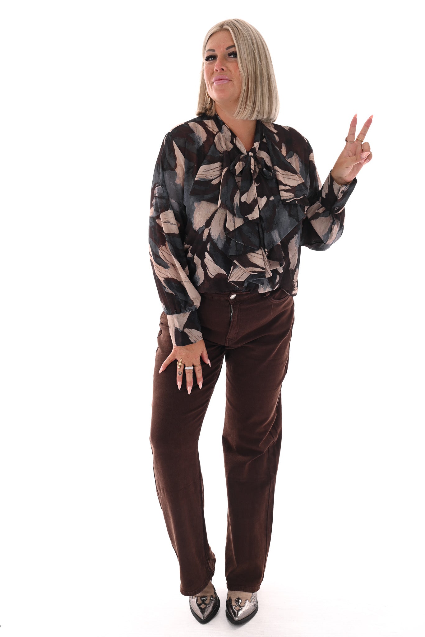 Doorknoop blouse strik roezels abstracte print jeansblauw