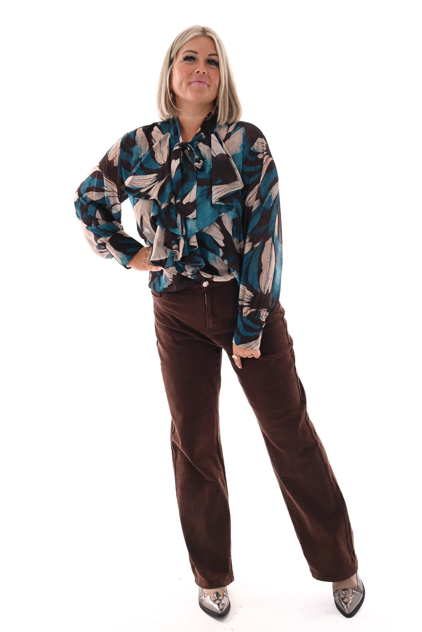 Doorknoop blouse strik roezels abstracte print petrol