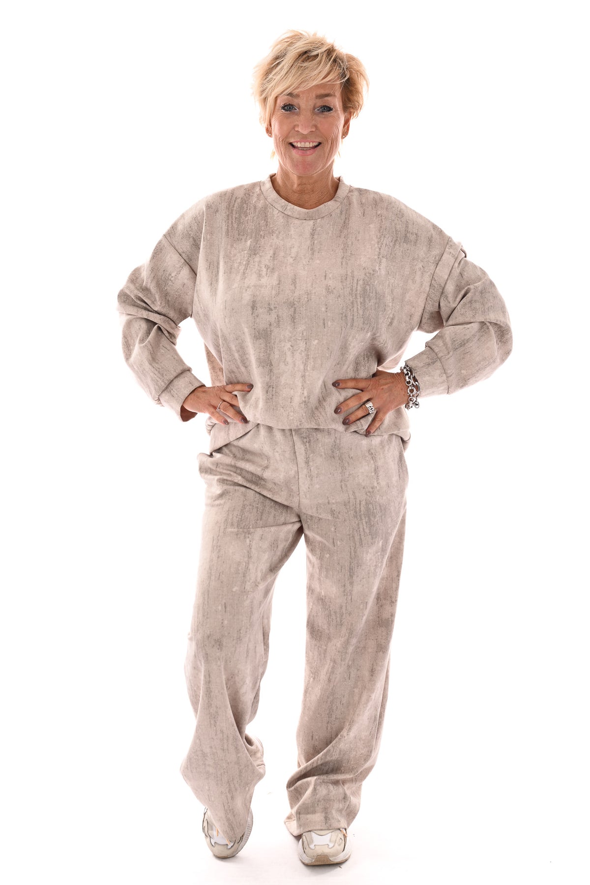 Tweedelig pak gouden vegen beige