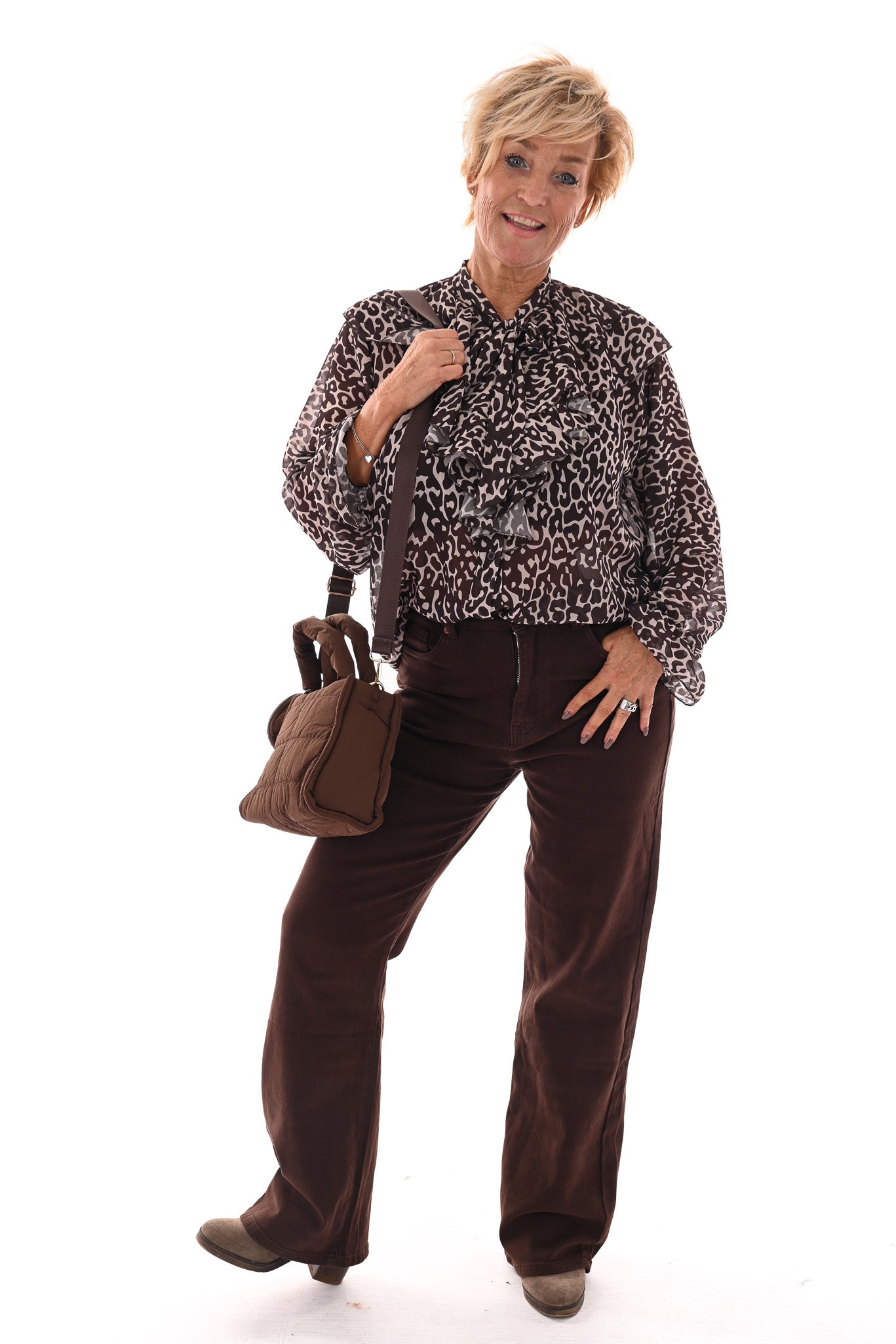 Doorknoop blouse roezels met trompetmouwen bruin