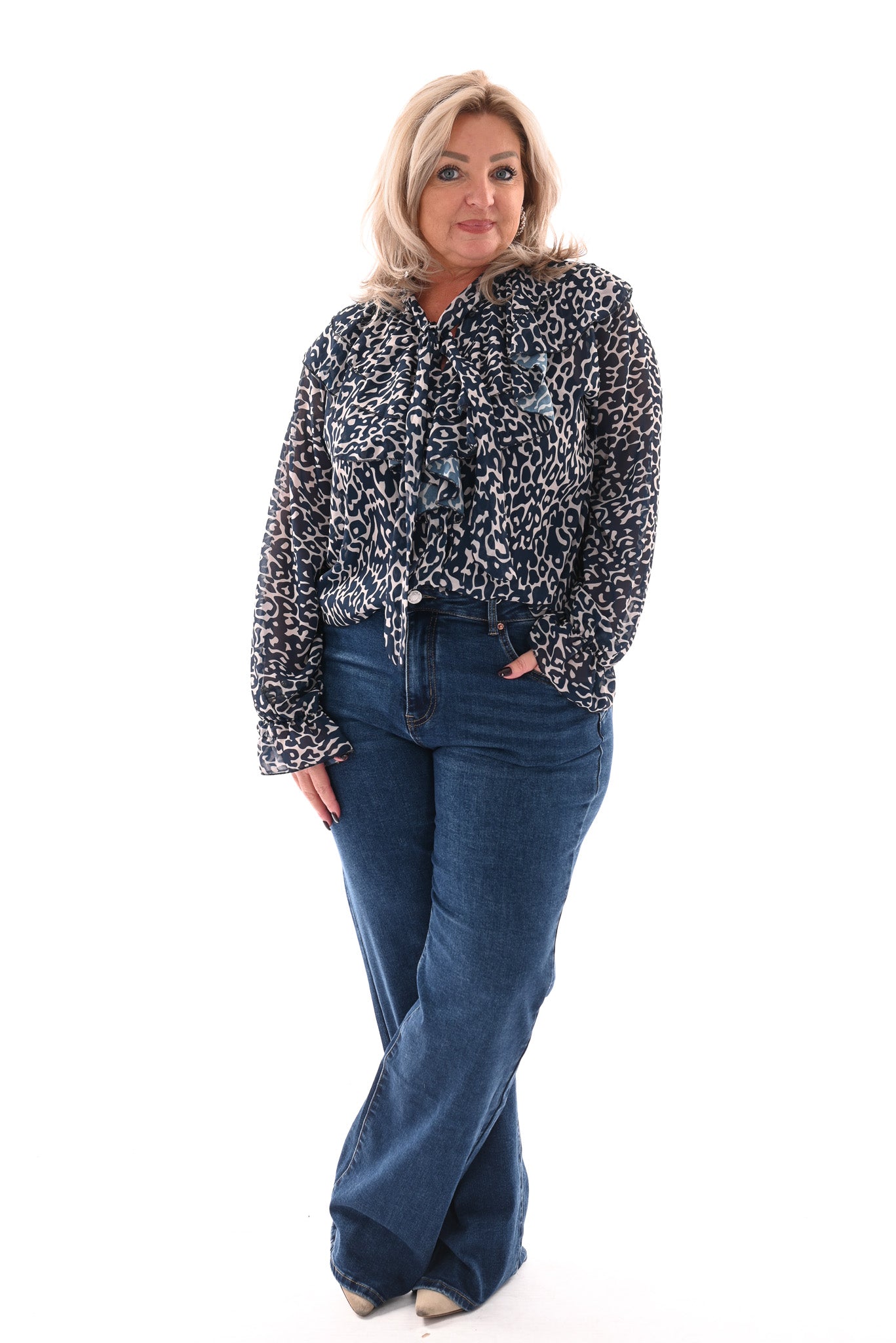 Doorknoop blouse roezels met trompetmouwen marineblauw