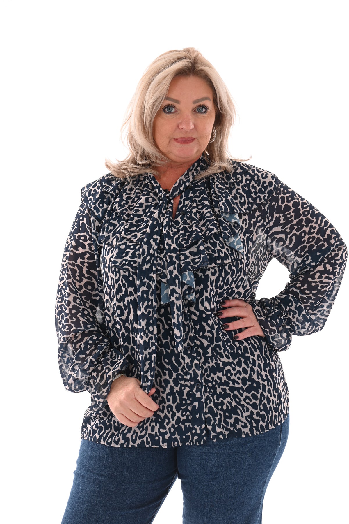 Doorknoop blouse roezels met trompetmouwen marineblauw