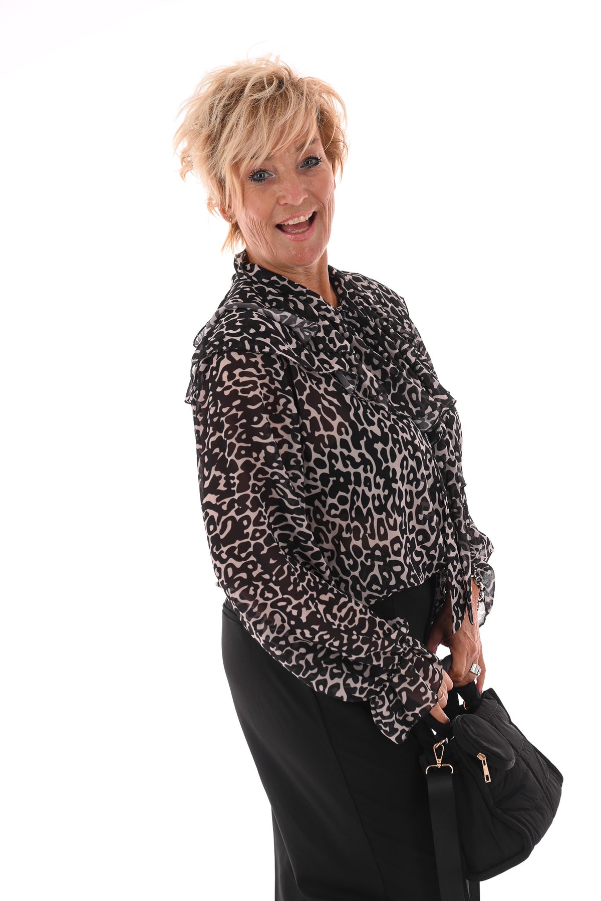 Doorknoop blouse roezels met trompetmouwen zwart