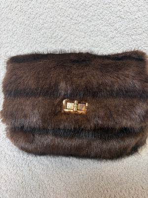 Klein faux fur crossbody tas bruin