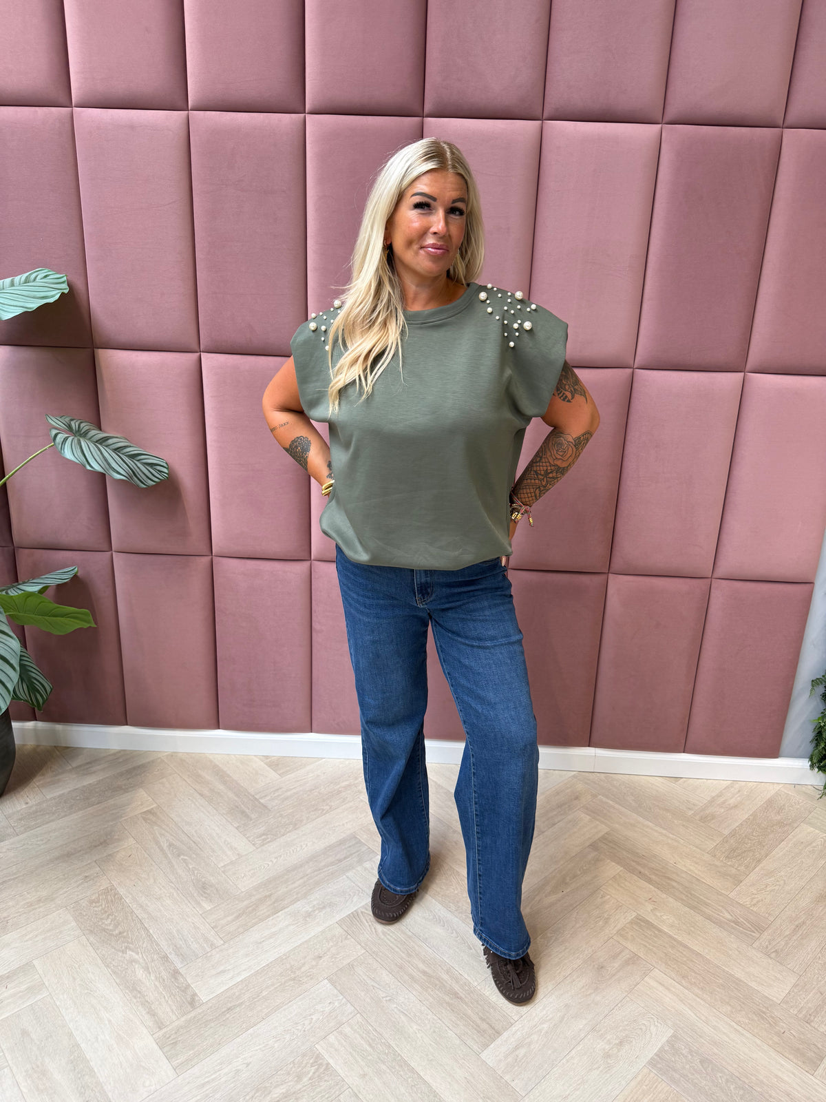 Shirt kapmouwen parels olijfgroen