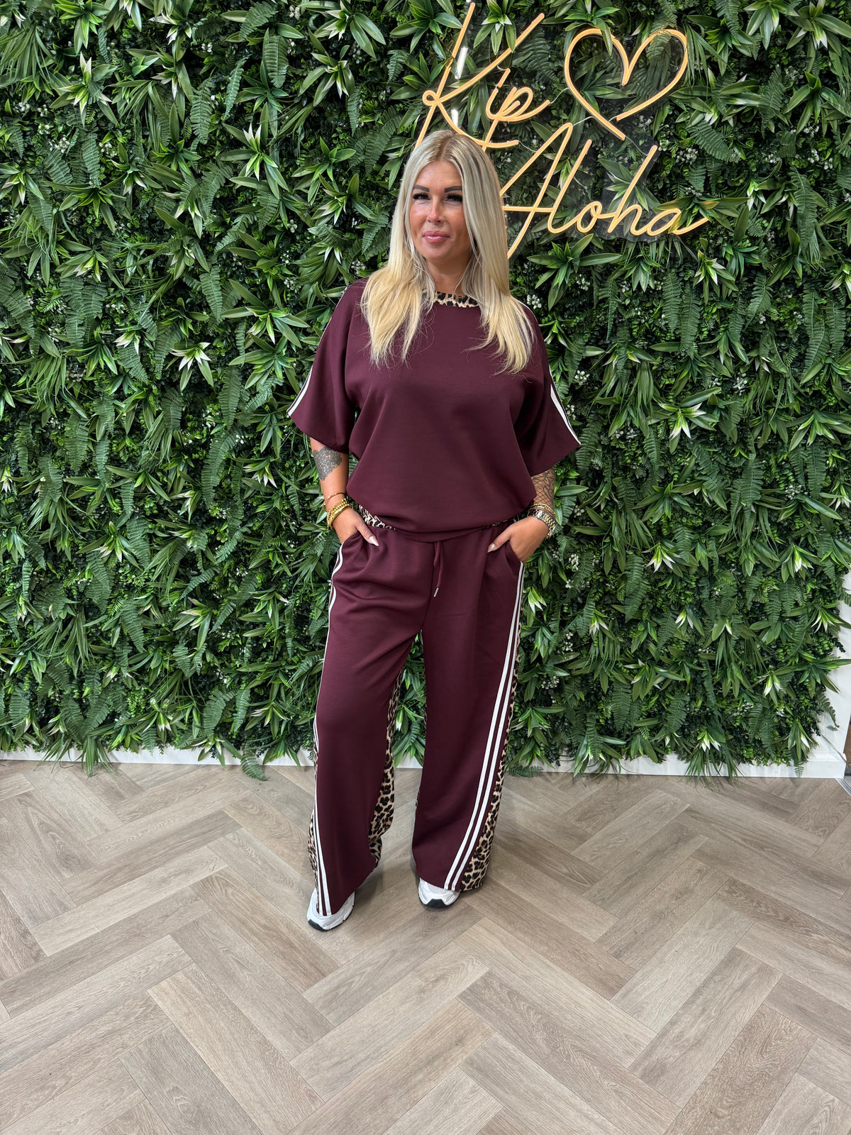 Tweedelig panter pak met bies bordeaux